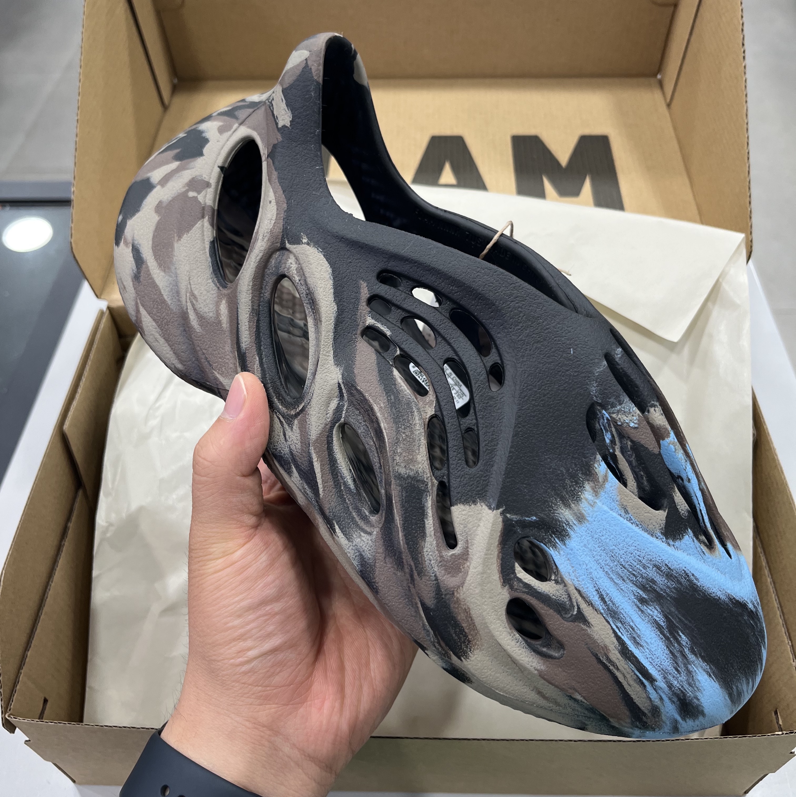 Adidas Yeezy Foam RNNR MX Cinder 착용 스타일 - 1