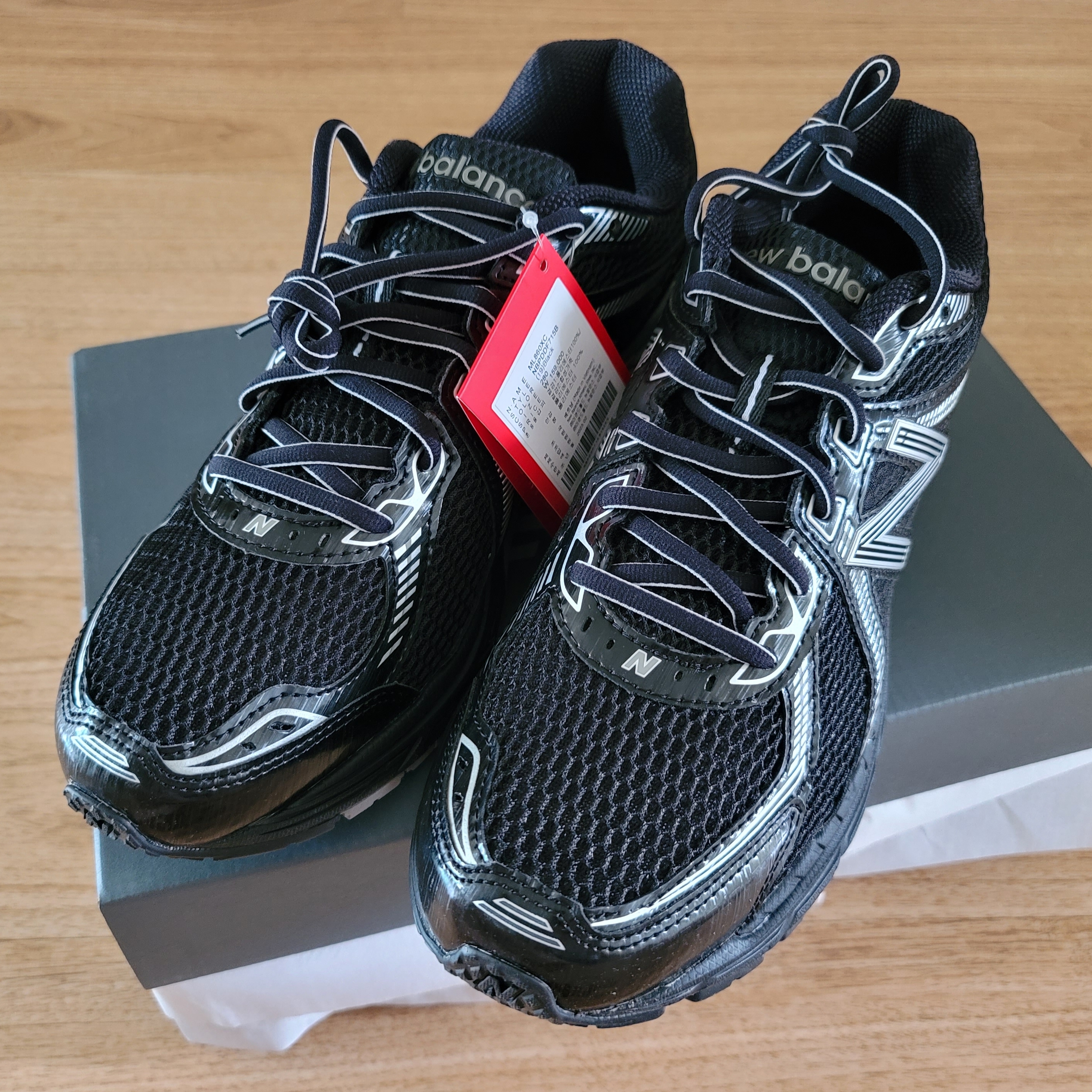 New Balance 860v2 Black Grey 착용 스타일 - 1