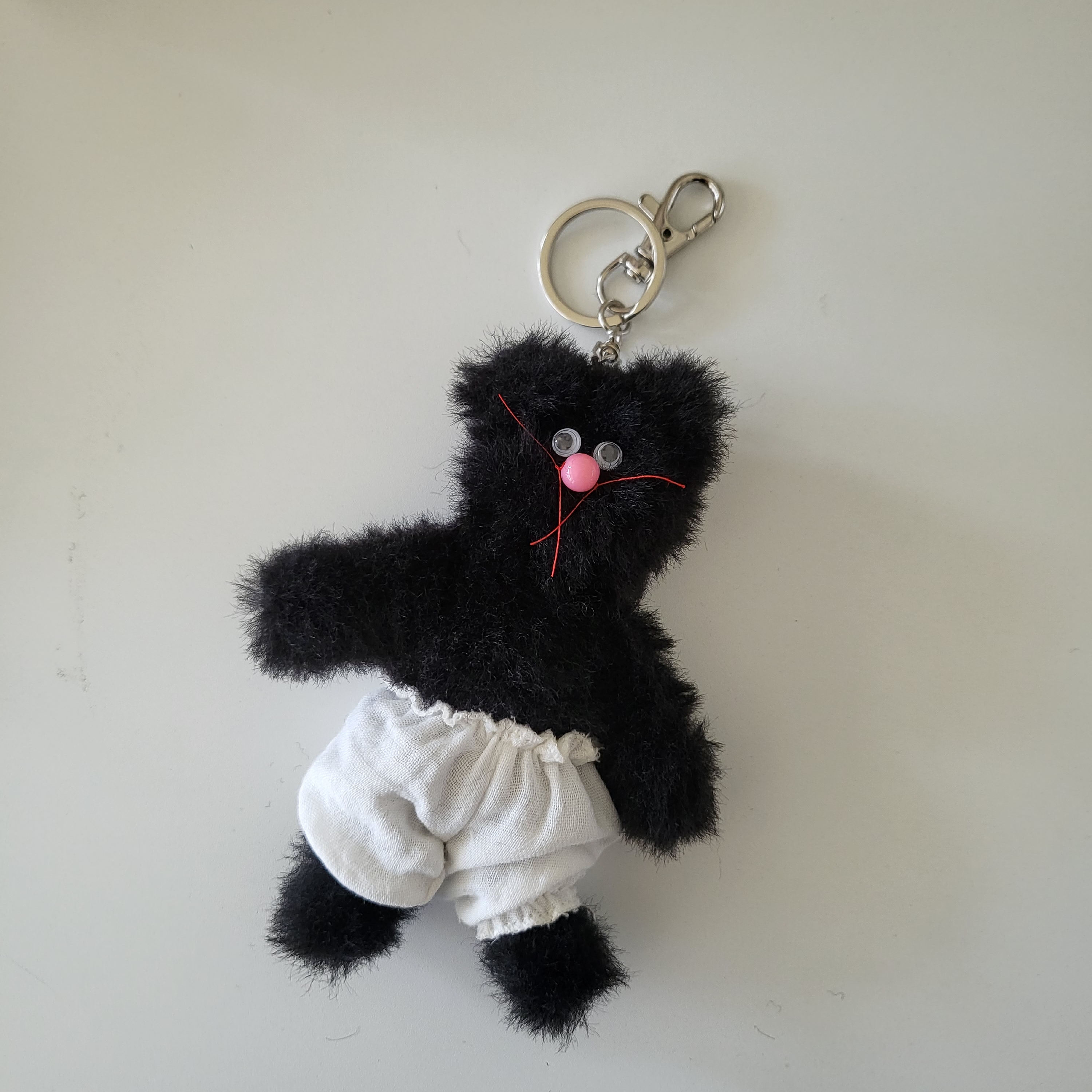 Monamhee Beulpingi Keyring with White Pants Black 착용 스타일