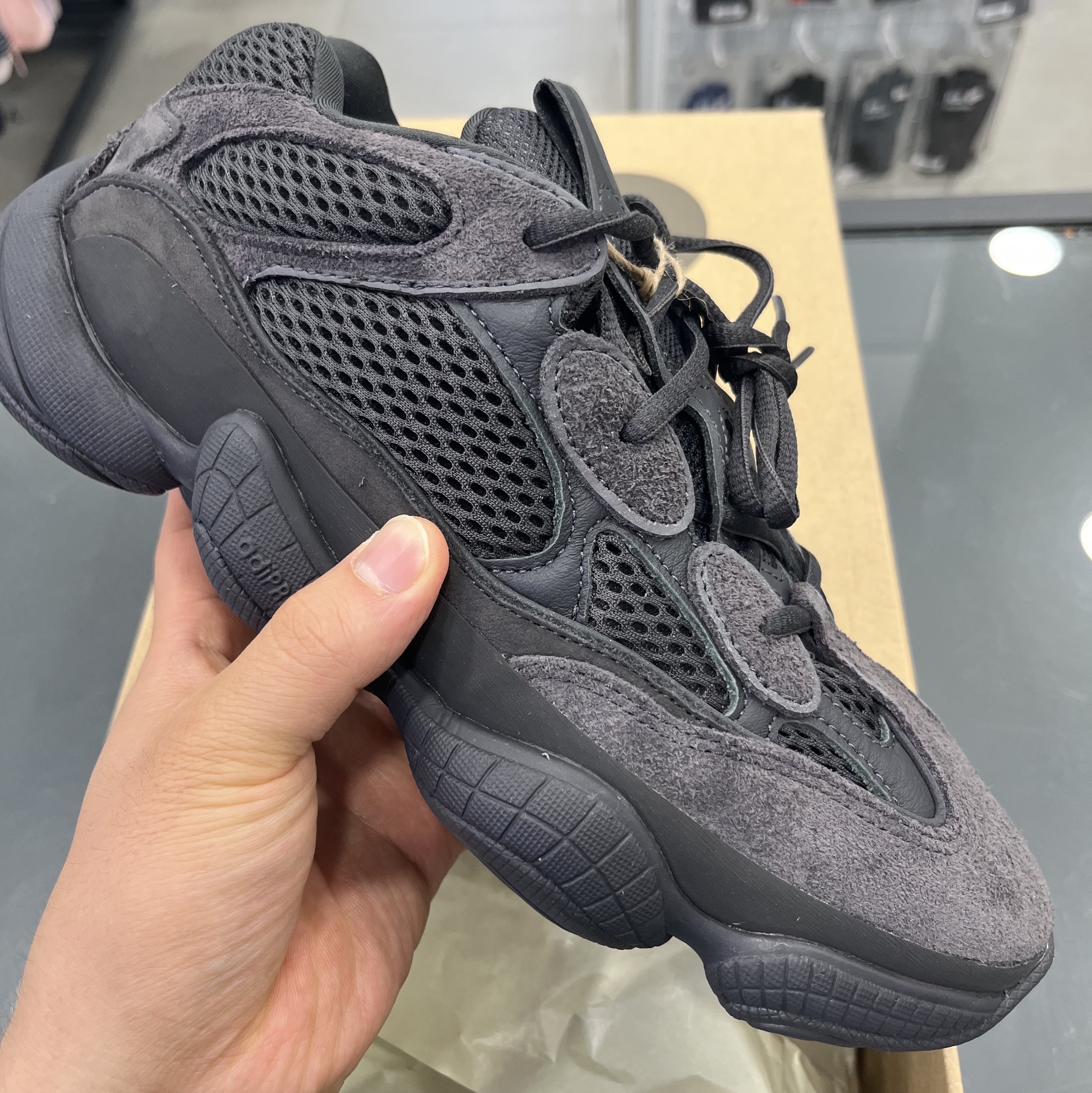 Adidas Yeezy 500 Utility Black 2022/2023 착용 스타일 - 2