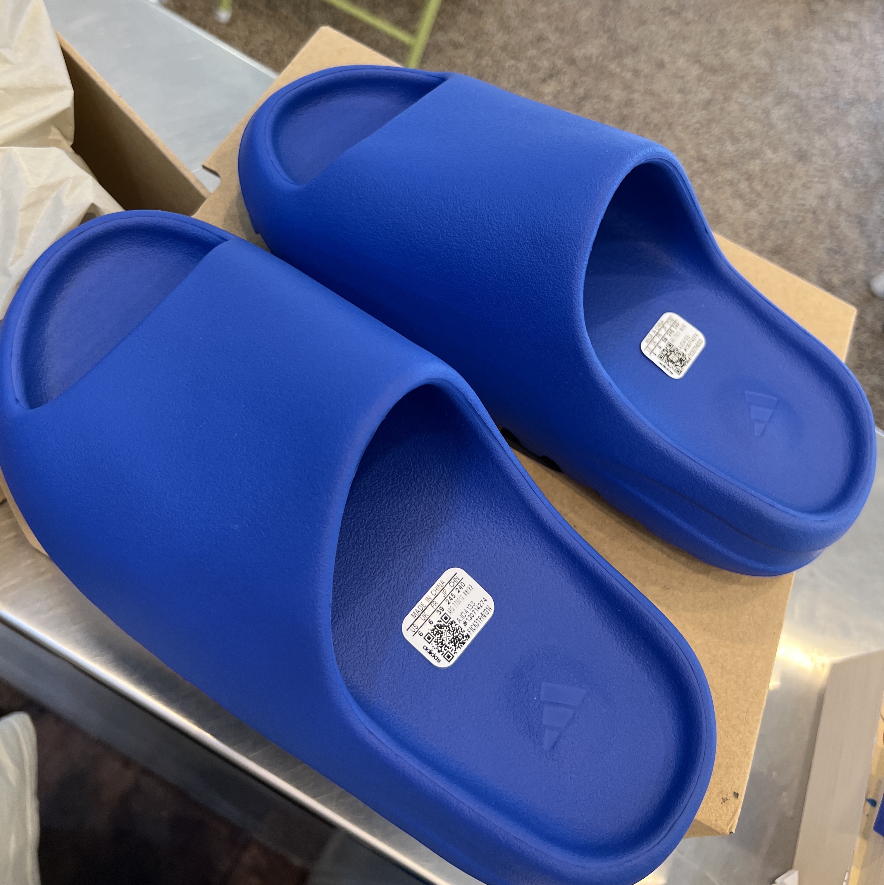 Adidas Yeezy Slide Azure 착용 스타일