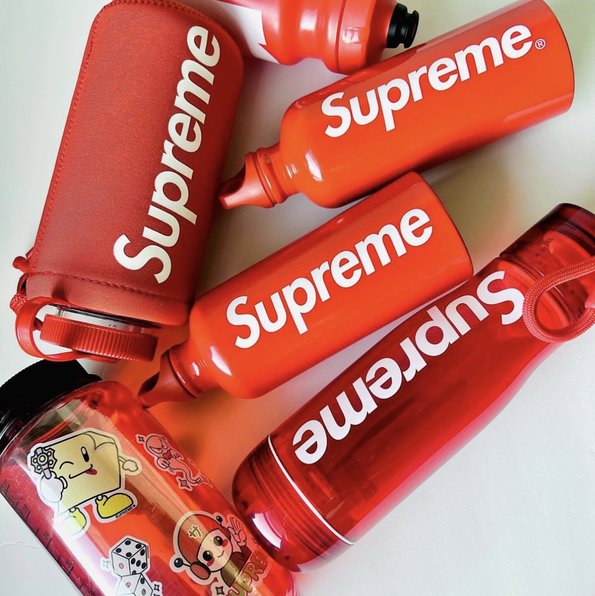 Supreme x Sigg Traveller 0.6L Water Bottle Red - 23SS 착용 스타일