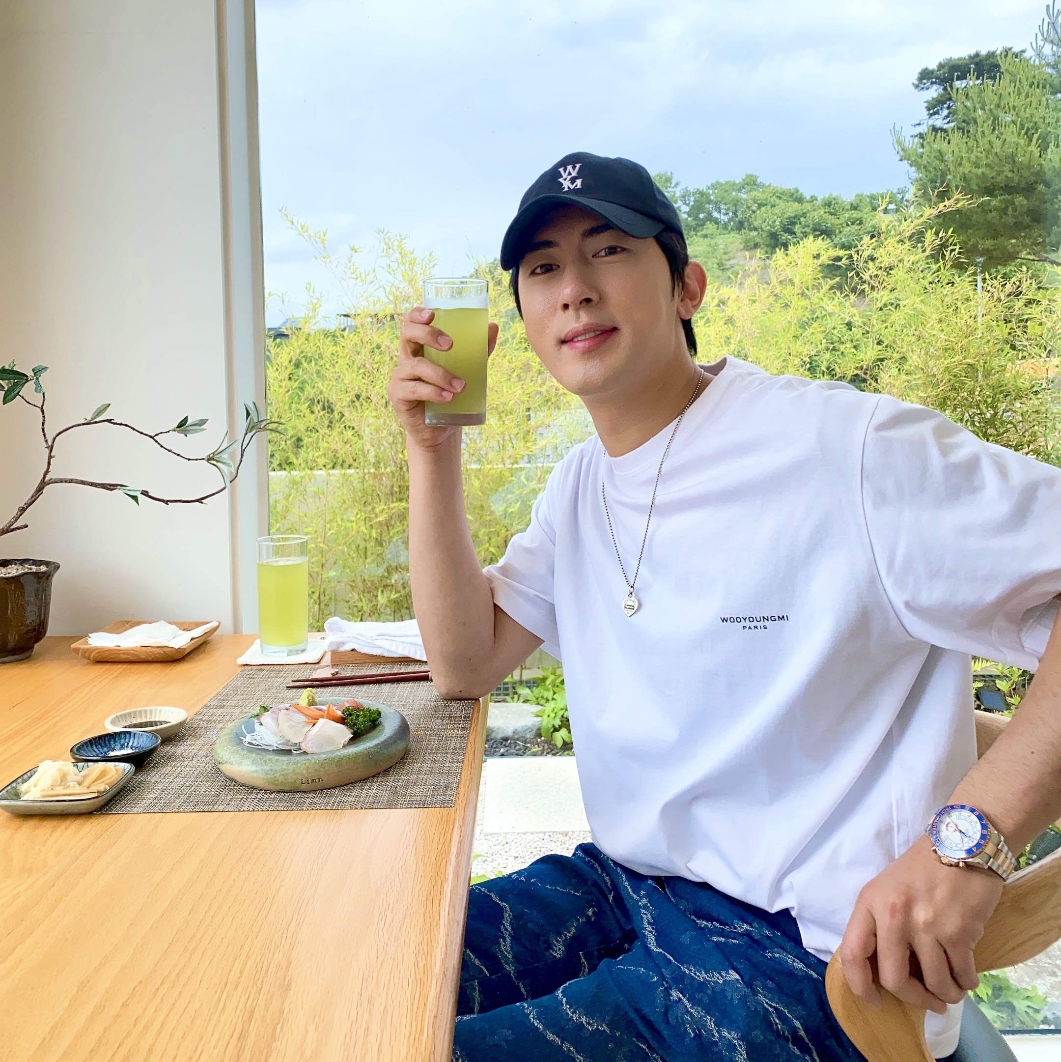 Wooyoungmi Logo Ball Cap Black, Wooyoungmi Square Label T-Shirt White - 22FW 착용 스타일