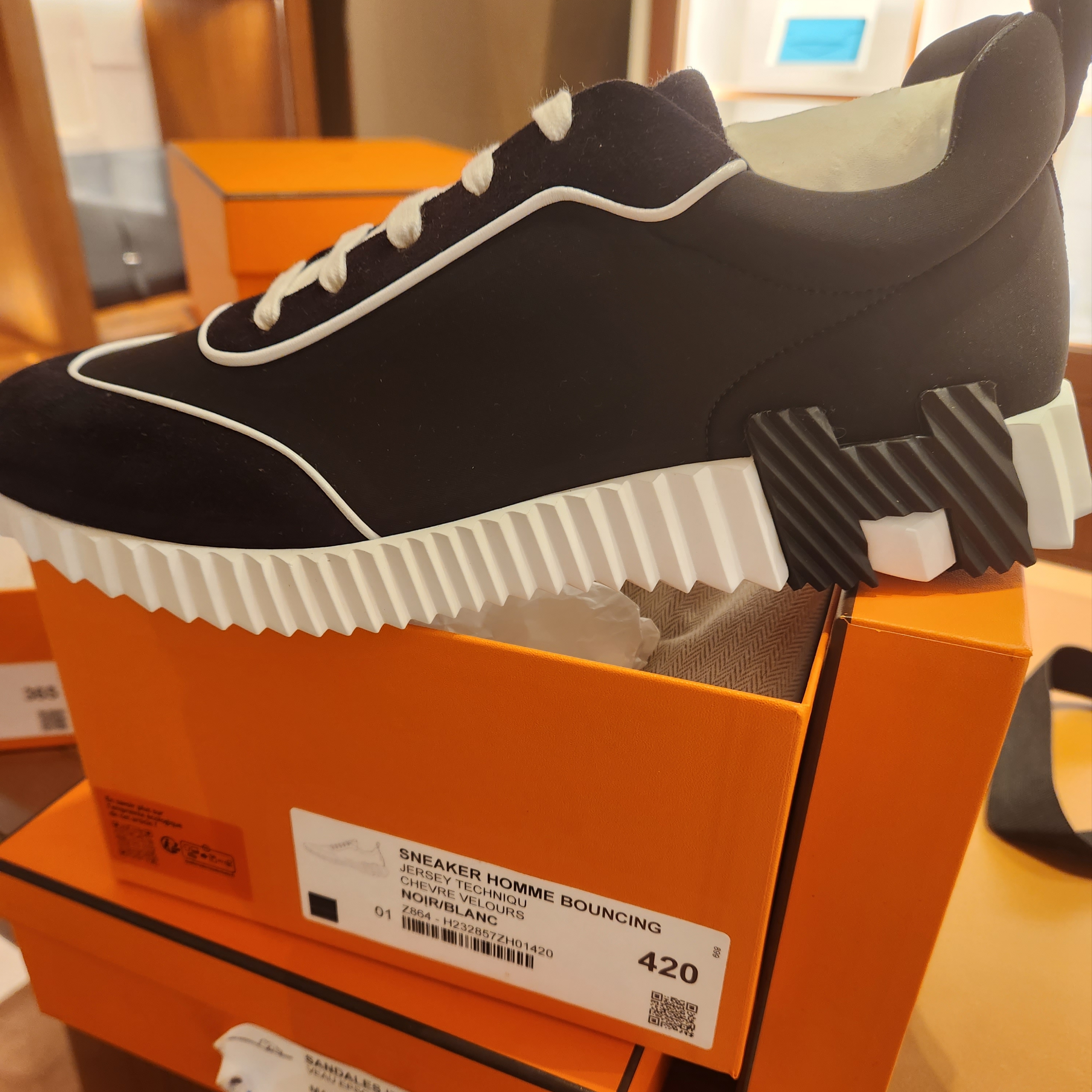 Hermes Bouncing Sneakers Technical Jersey Goatskin & Noir Blanc 착용 스타일