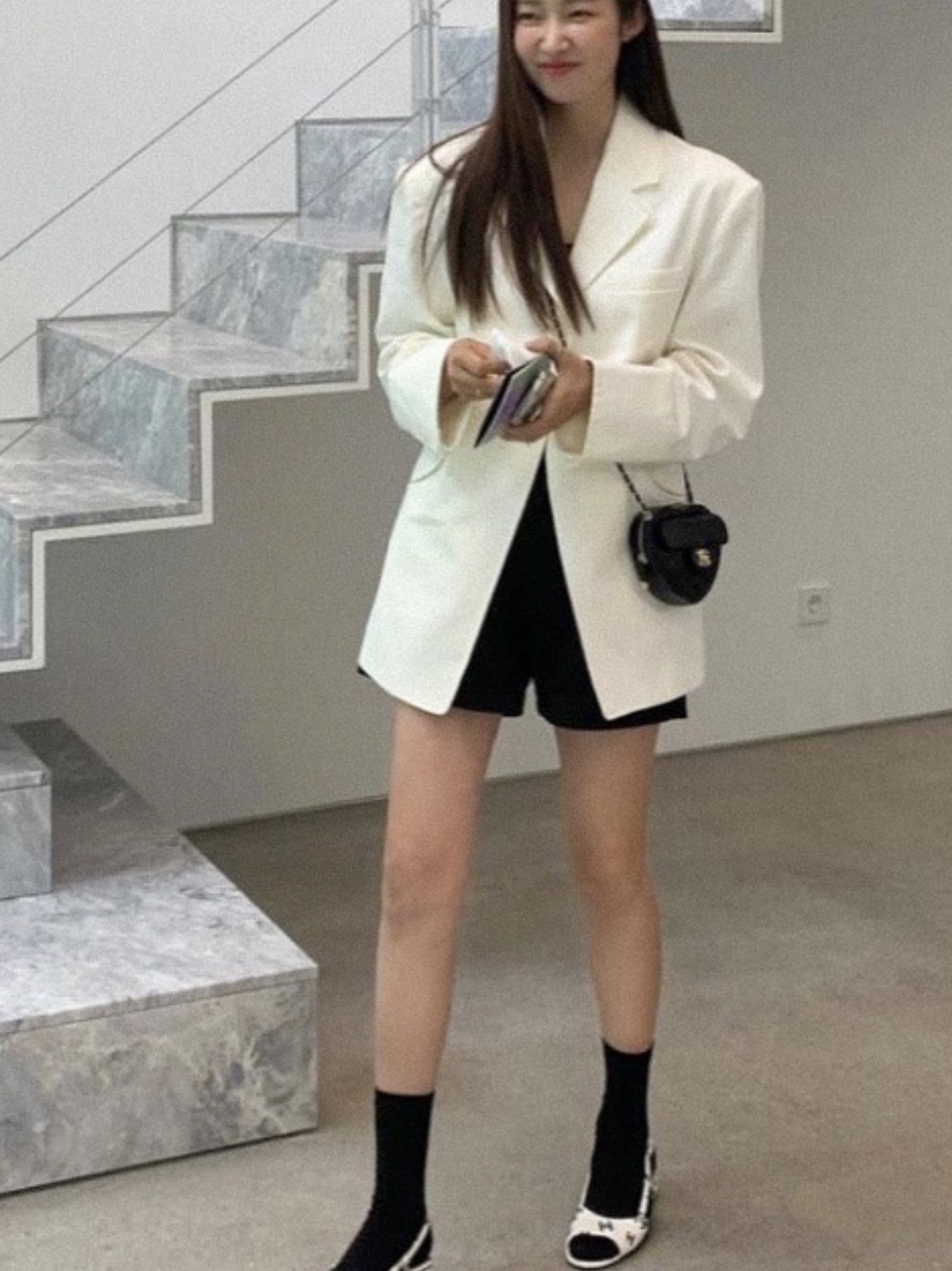 (W) Chanel Sandals Printed Lambskin & White Black 착용 스타일