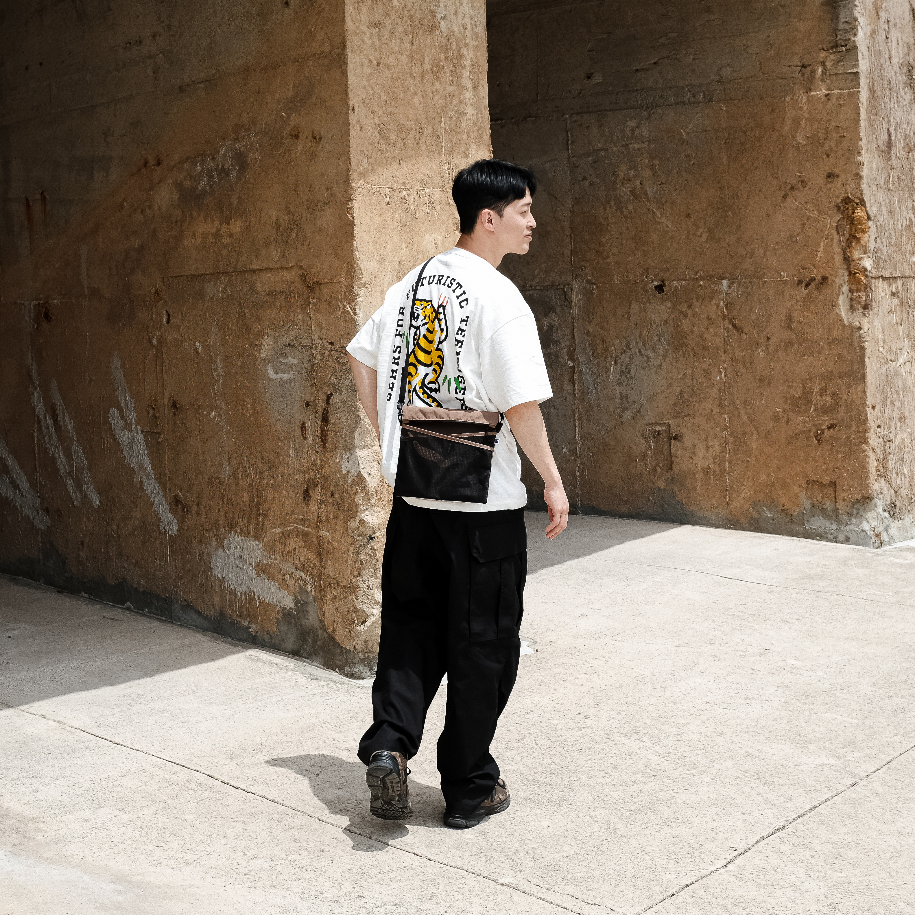 Helinox x Uniqlo Sacoche Black Tan, Human Made Pocket T-Shirt #2 White 착용 스타일 - 2