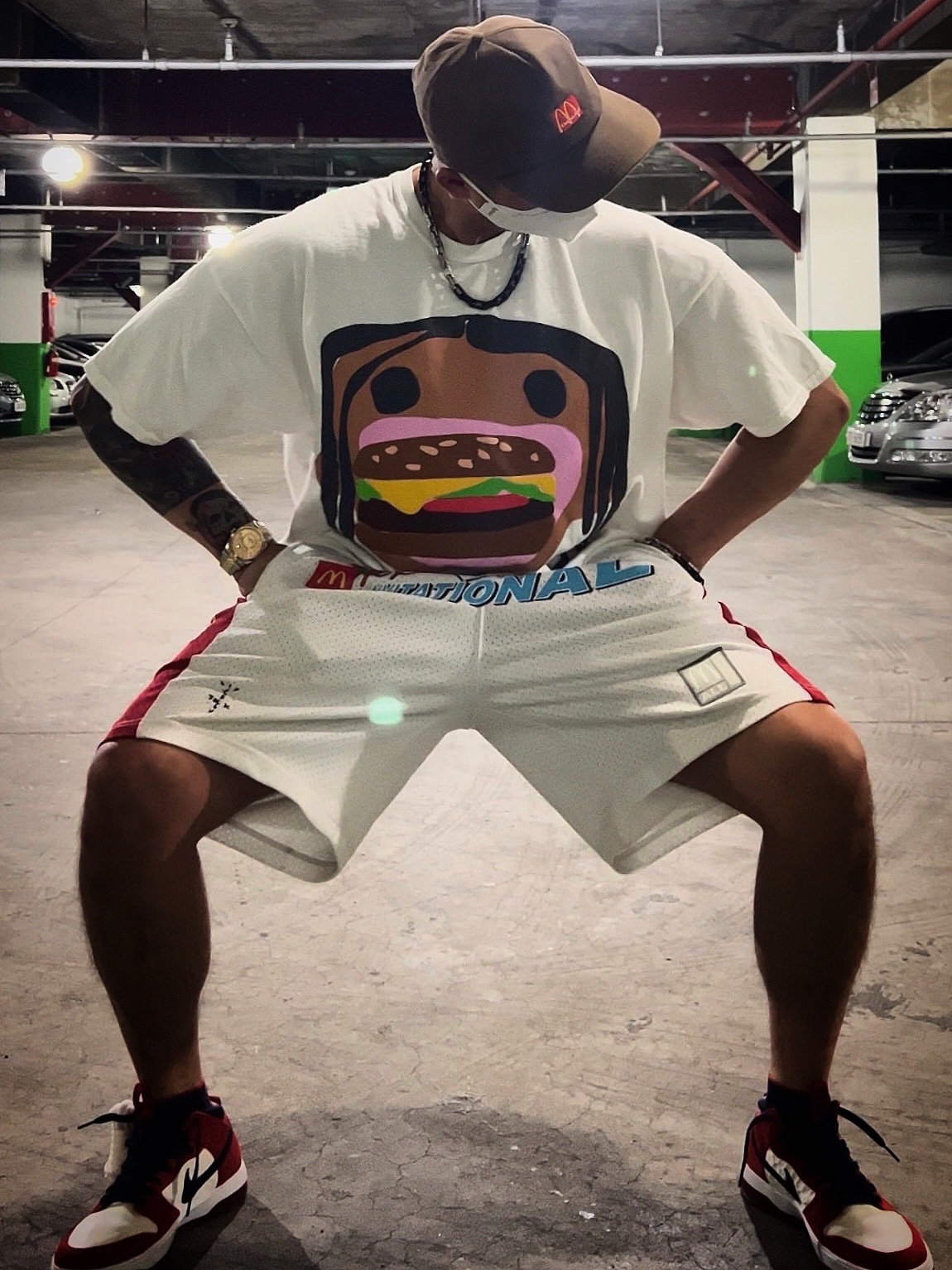 루이비통 모노그램 체인 네클리스 실버, 루이비통 모노그램 체인 브레이슬릿 실버 블랙 착용 스타일 - 1