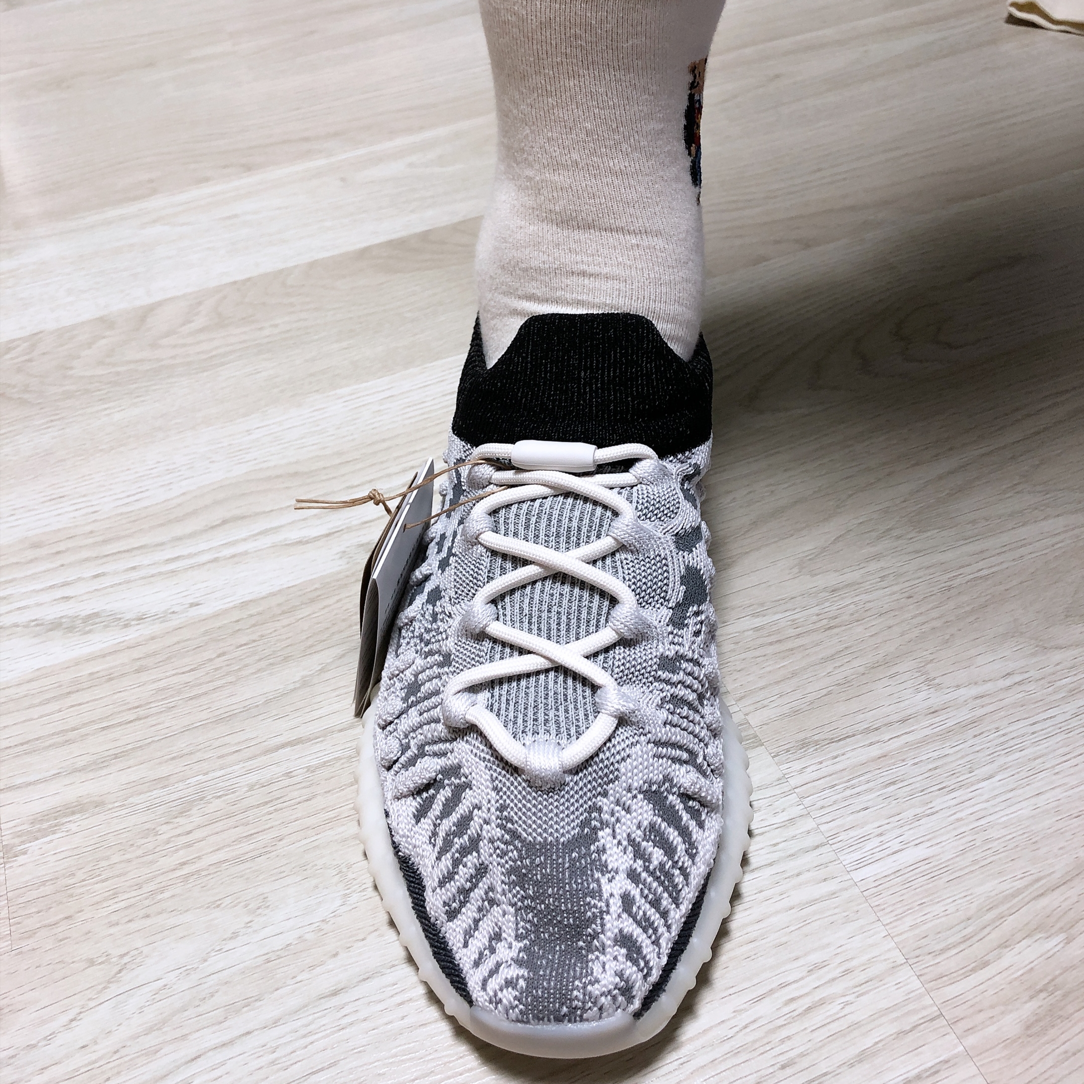 Adidas Yeezy 350 V2 CMPCT Slate White 착용 스타일 - 2