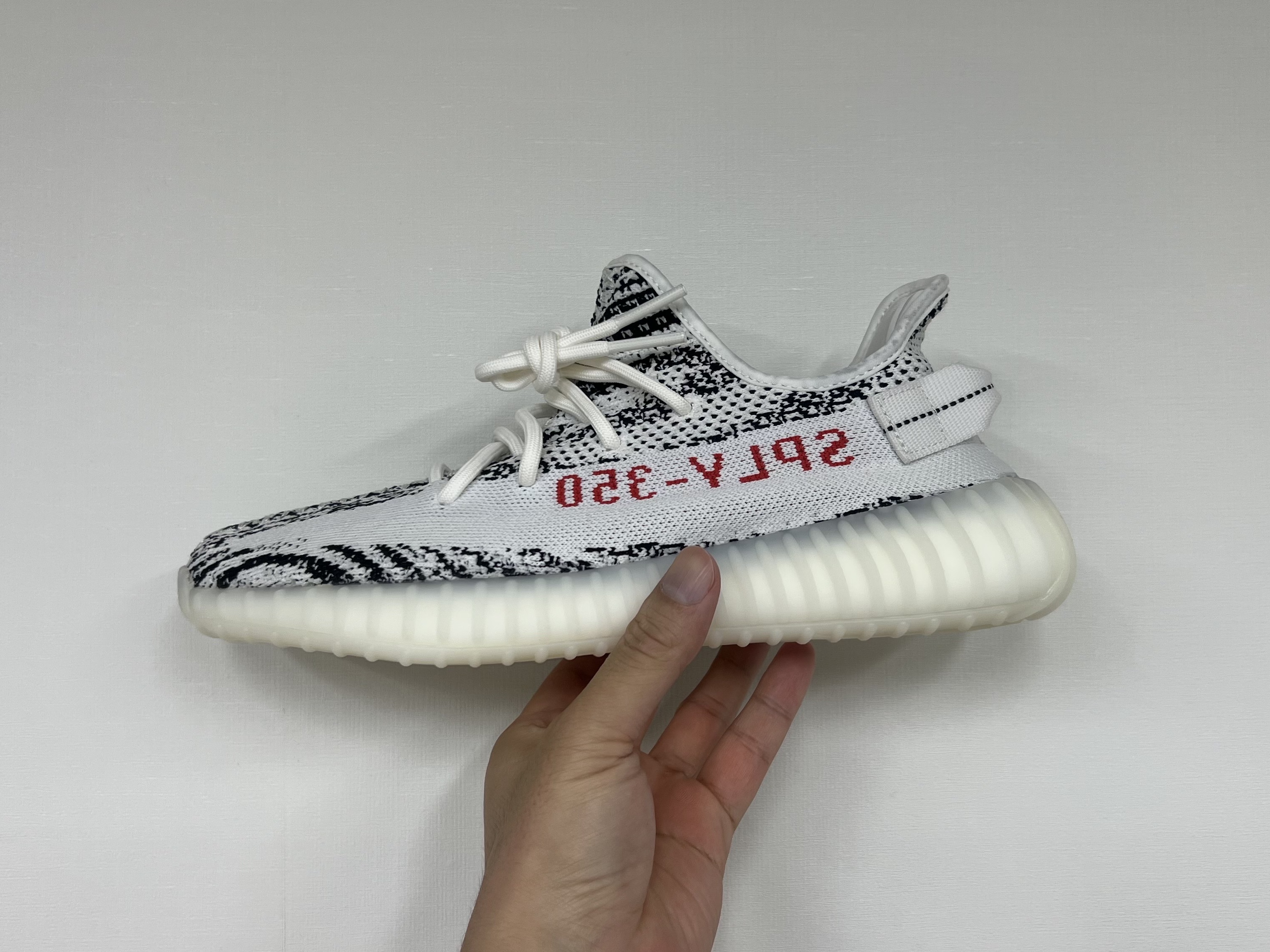 Adidas Yeezy Boost 350 V2 Zebra 2022/2023 착용 스타일