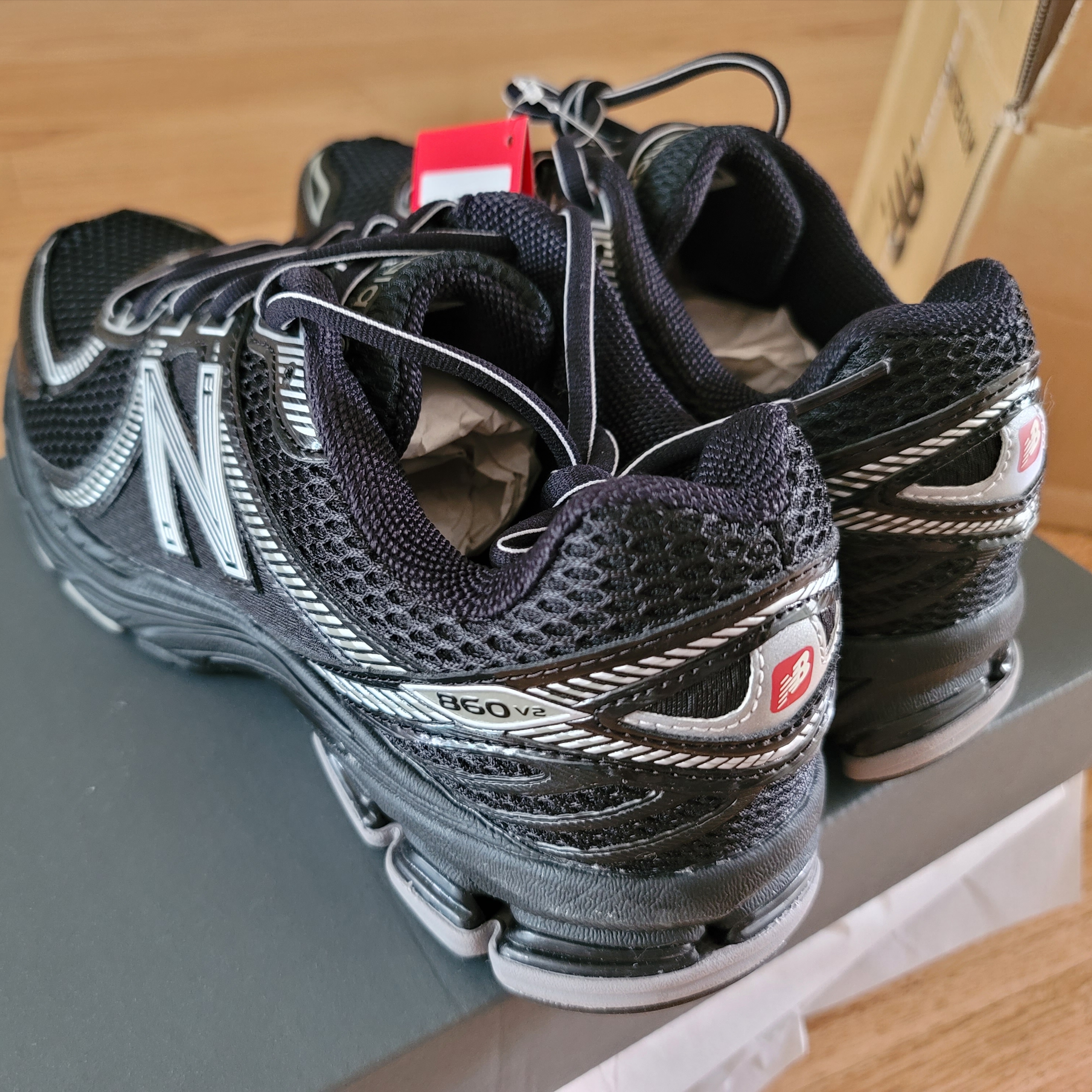 New Balance 860v2 Black Grey 착용 스타일 - 2