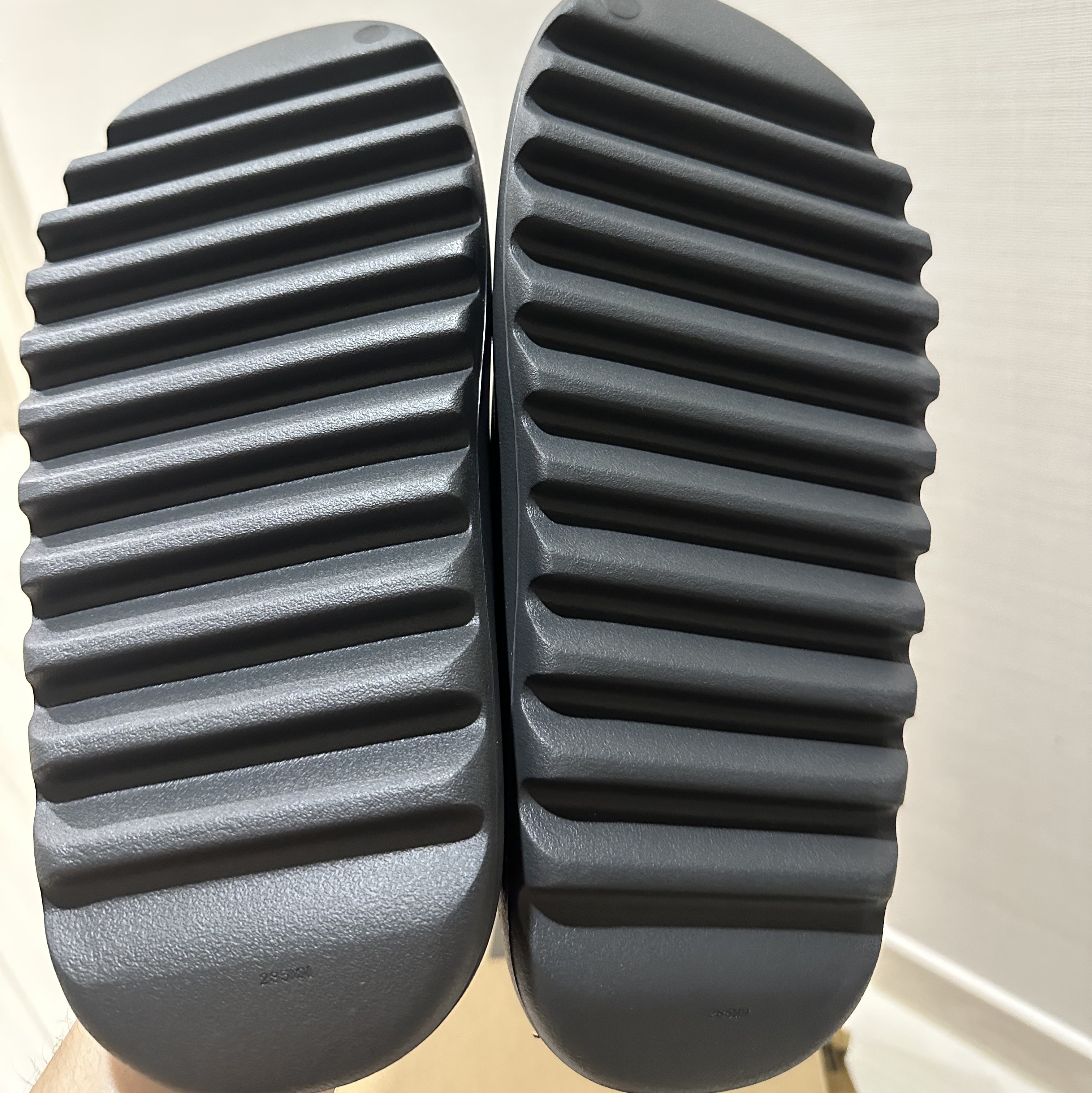 Adidas Yeezy Slide Onyx 착용 스타일 - 3