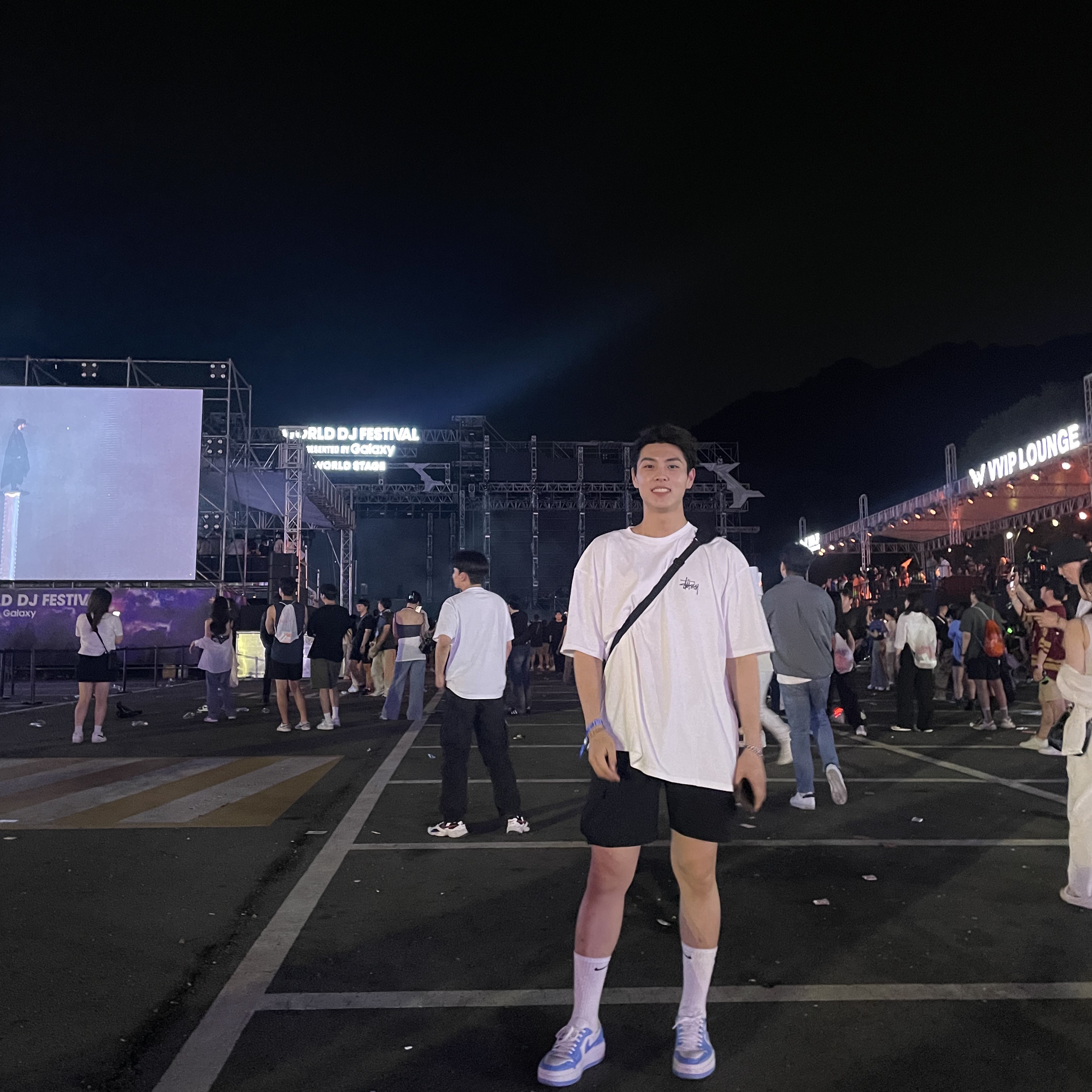 (W) Jordan 1 Elevate Low SE University Blue, Stussy Melted T-Shirt White 착용 스타일