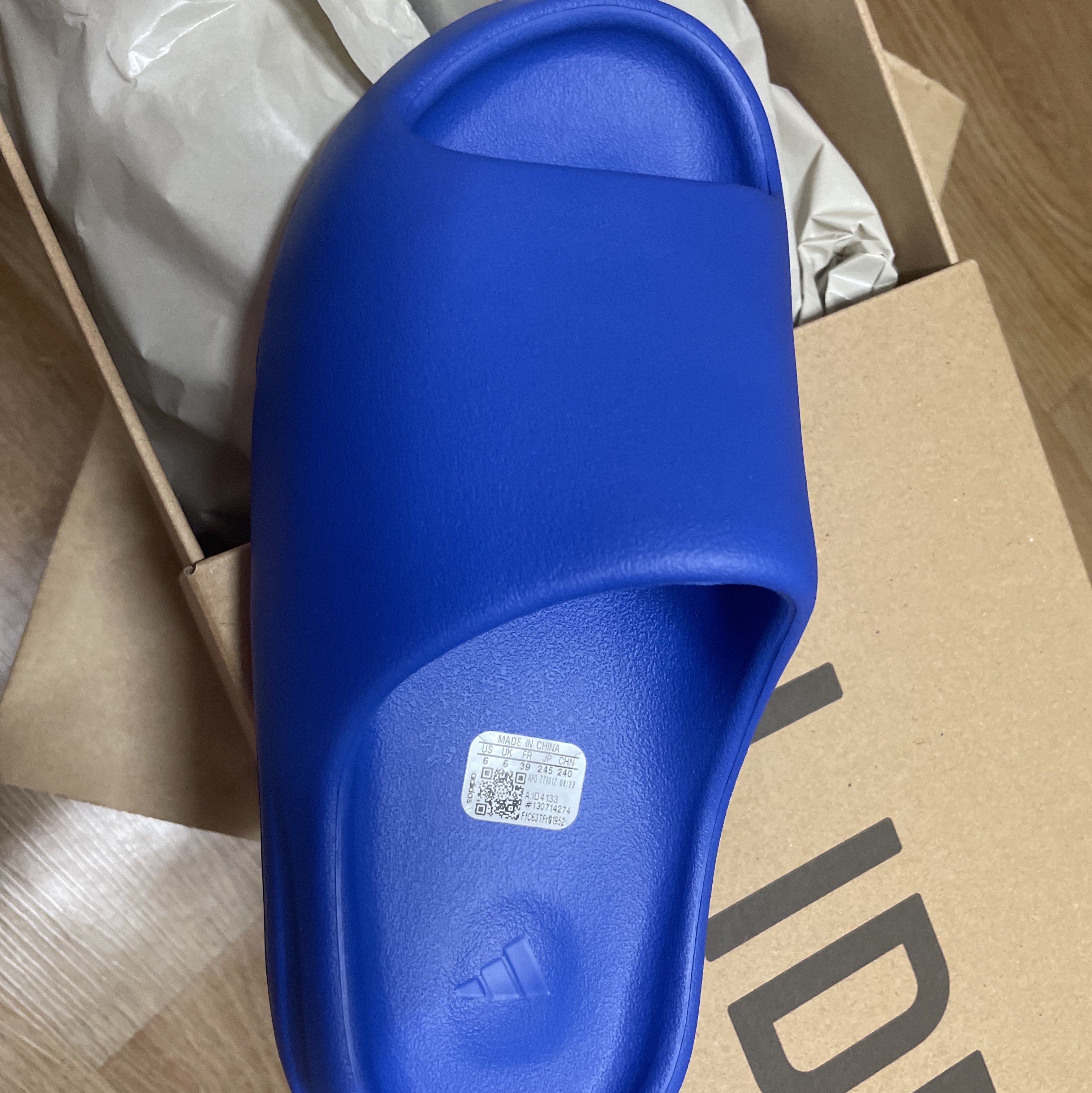 Adidas Yeezy Slide Azure 착용 스타일