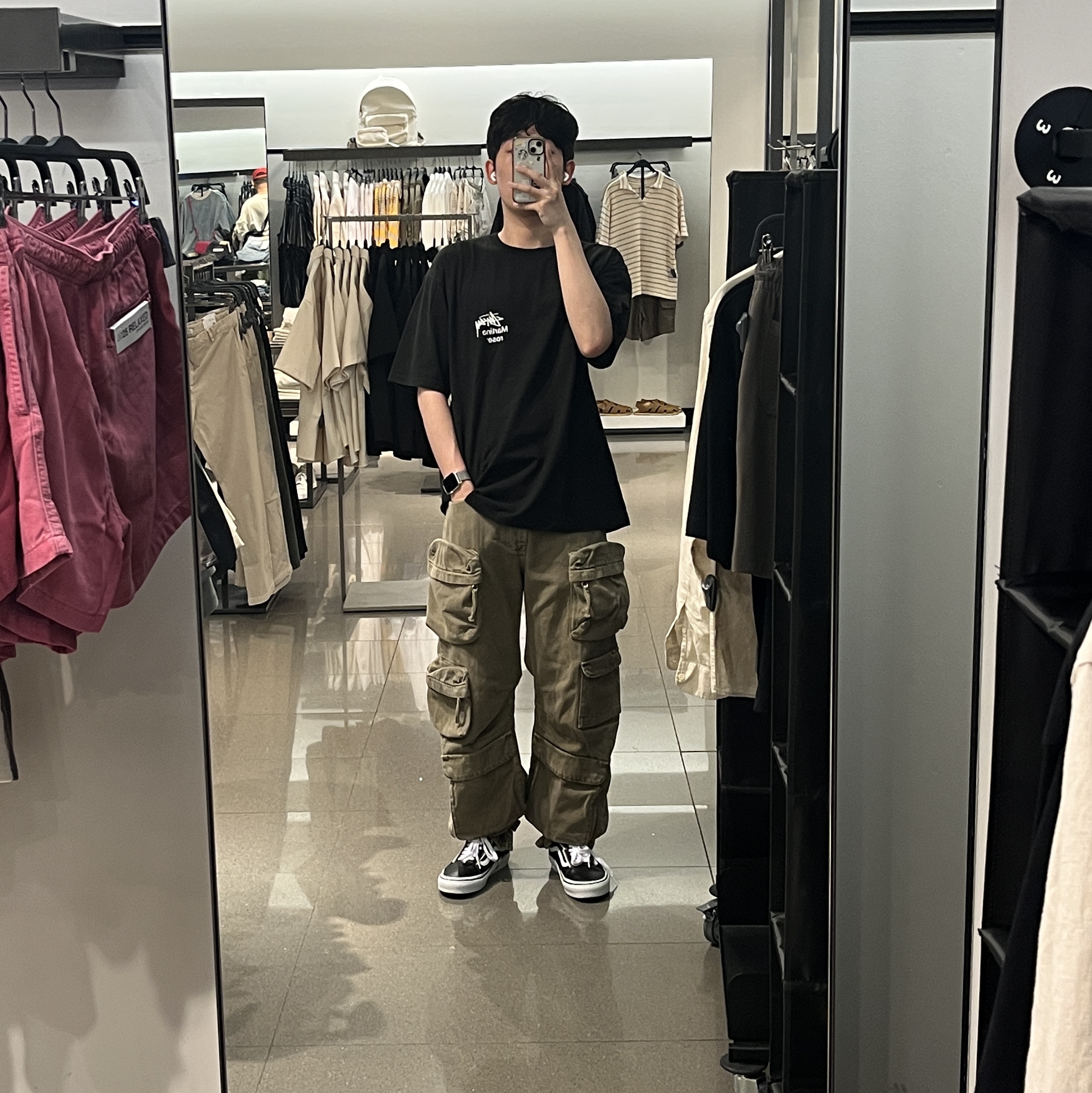 Stussy x Martine Rose Collage Pigment Dyed T-Shirt Black, Zara Utility Cargo Jeans Dark Sand 착용 스타일
