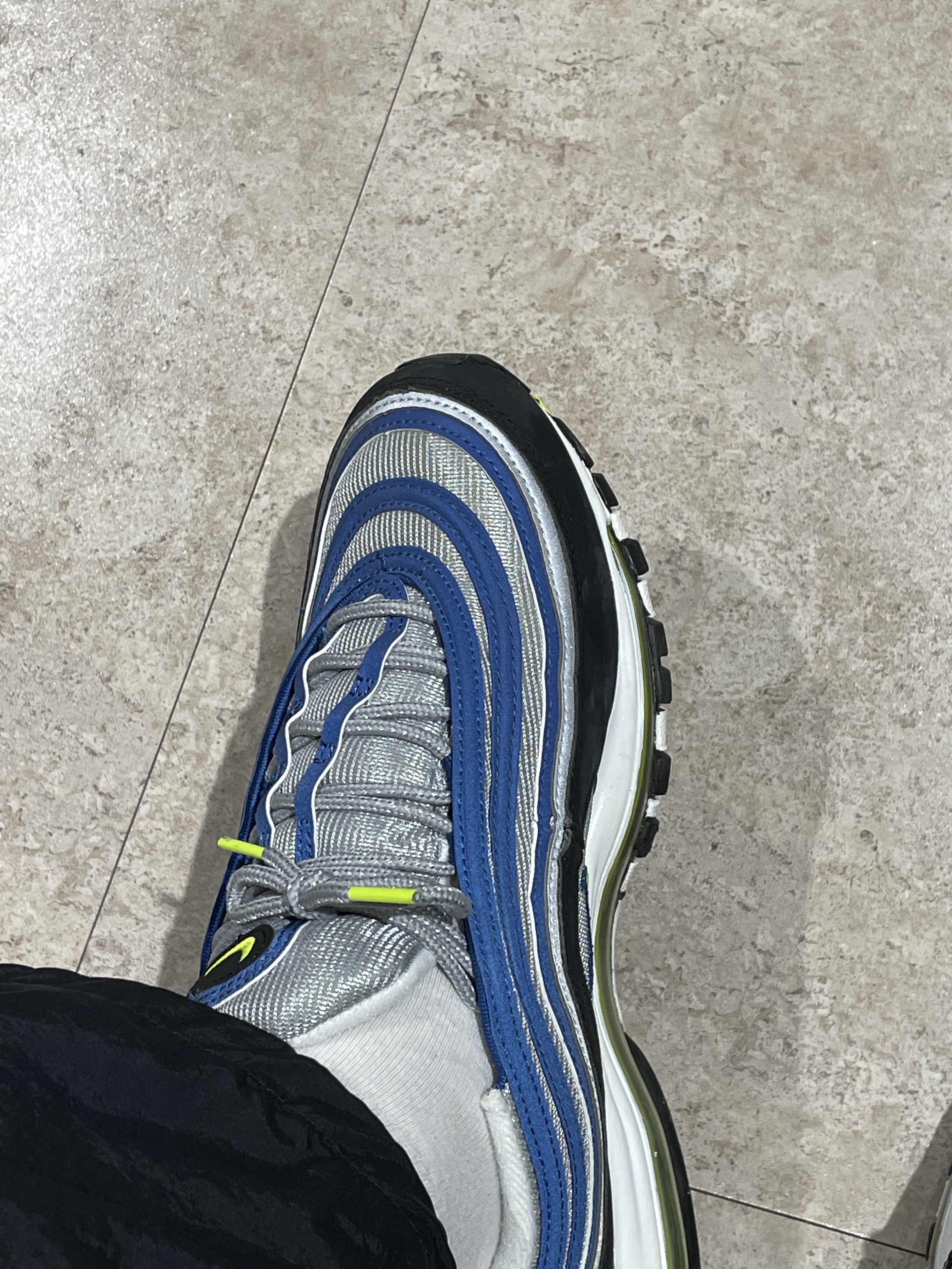 Nike Air Max 97 OG Atlantic Blue and Voltage Yellow 착용 스타일 - 2