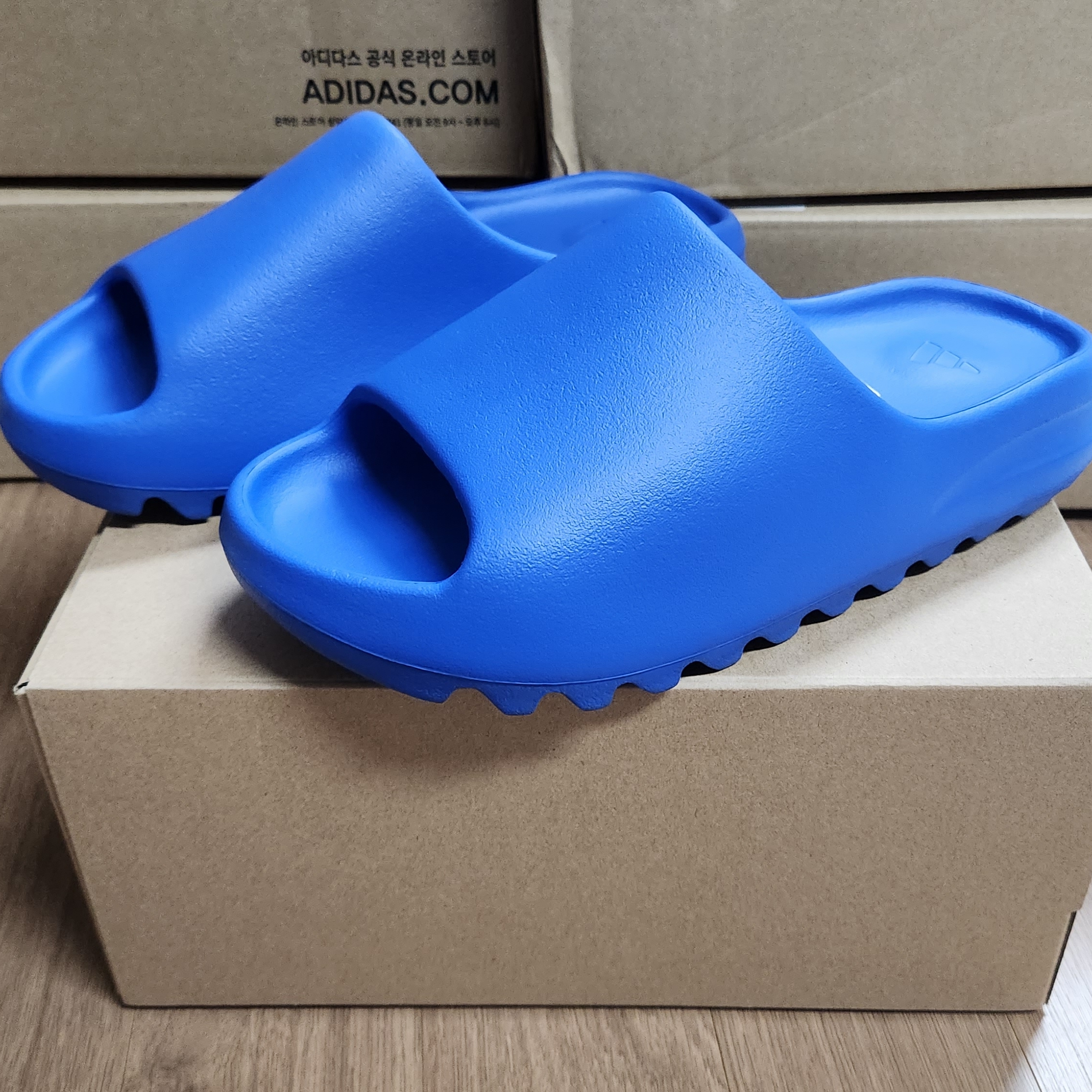 Adidas Yeezy Boost 350 V2 Zebra 2022/2023, Adidas Yeezy Slide Azure 착용 스타일 - 2