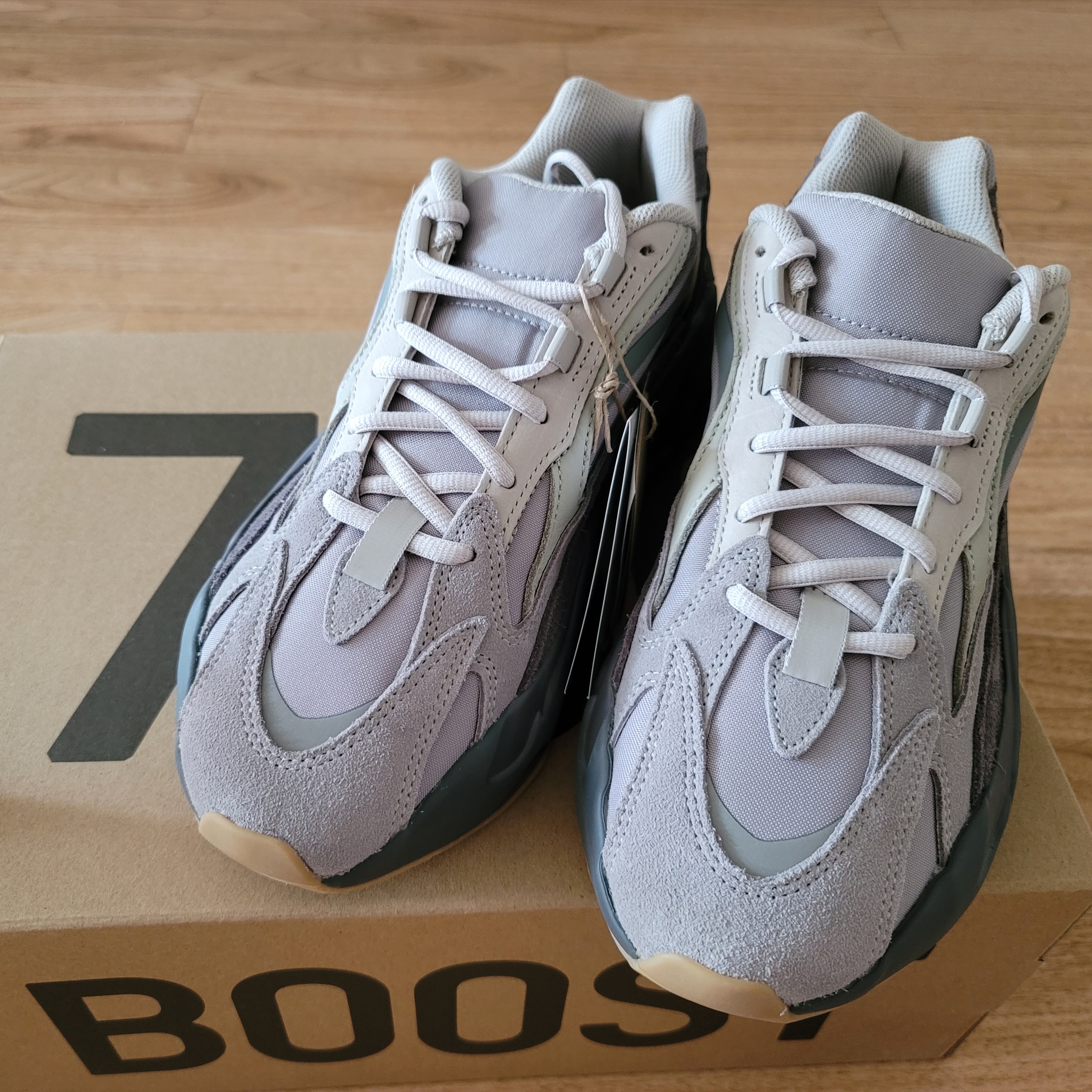 Adidas Yeezy Boost 700 V2 Tephra 2023 착용 스타일 - 1