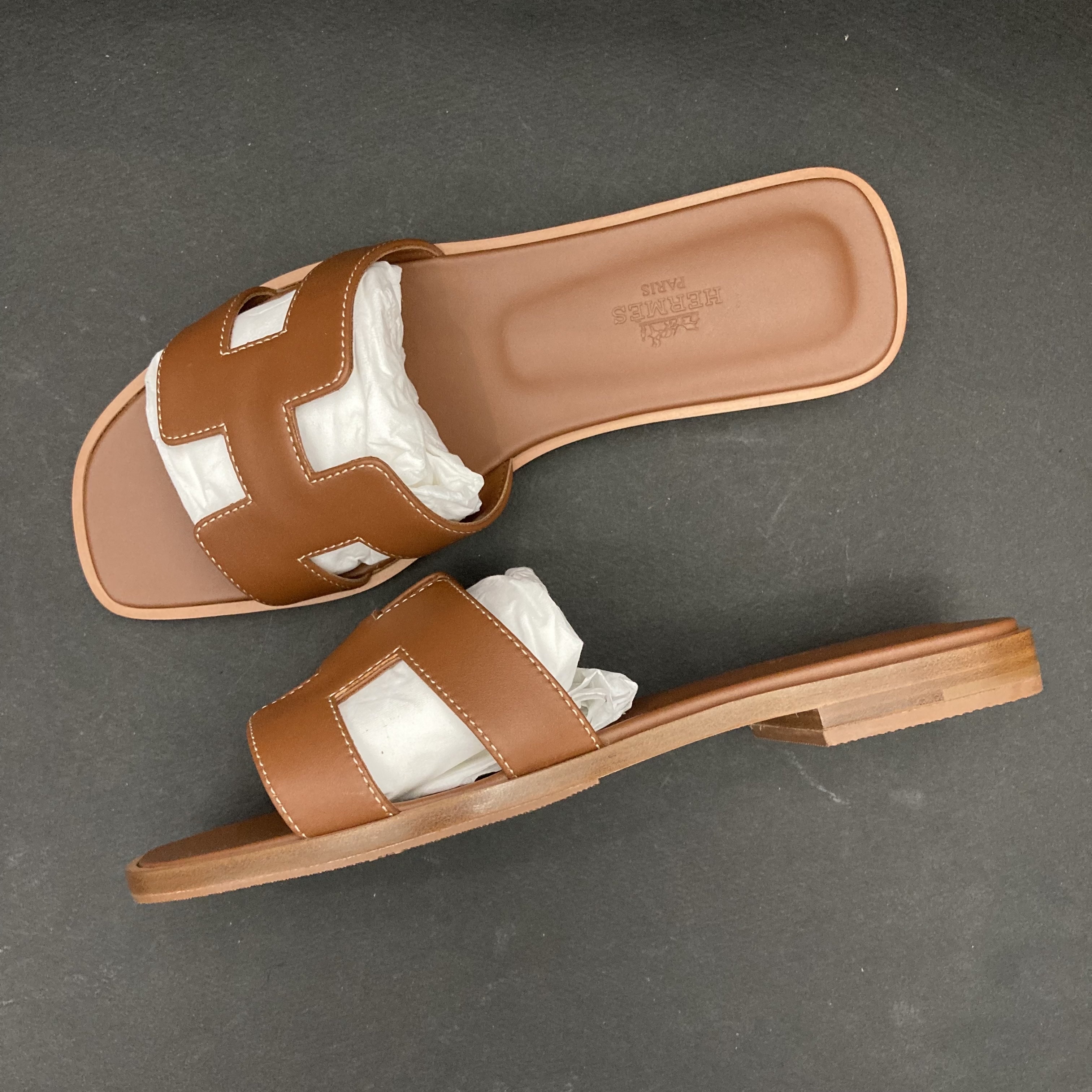 (W) Hermes Oran Sandal Calfskin & Gold Piqures Ecrues 착용 스타일