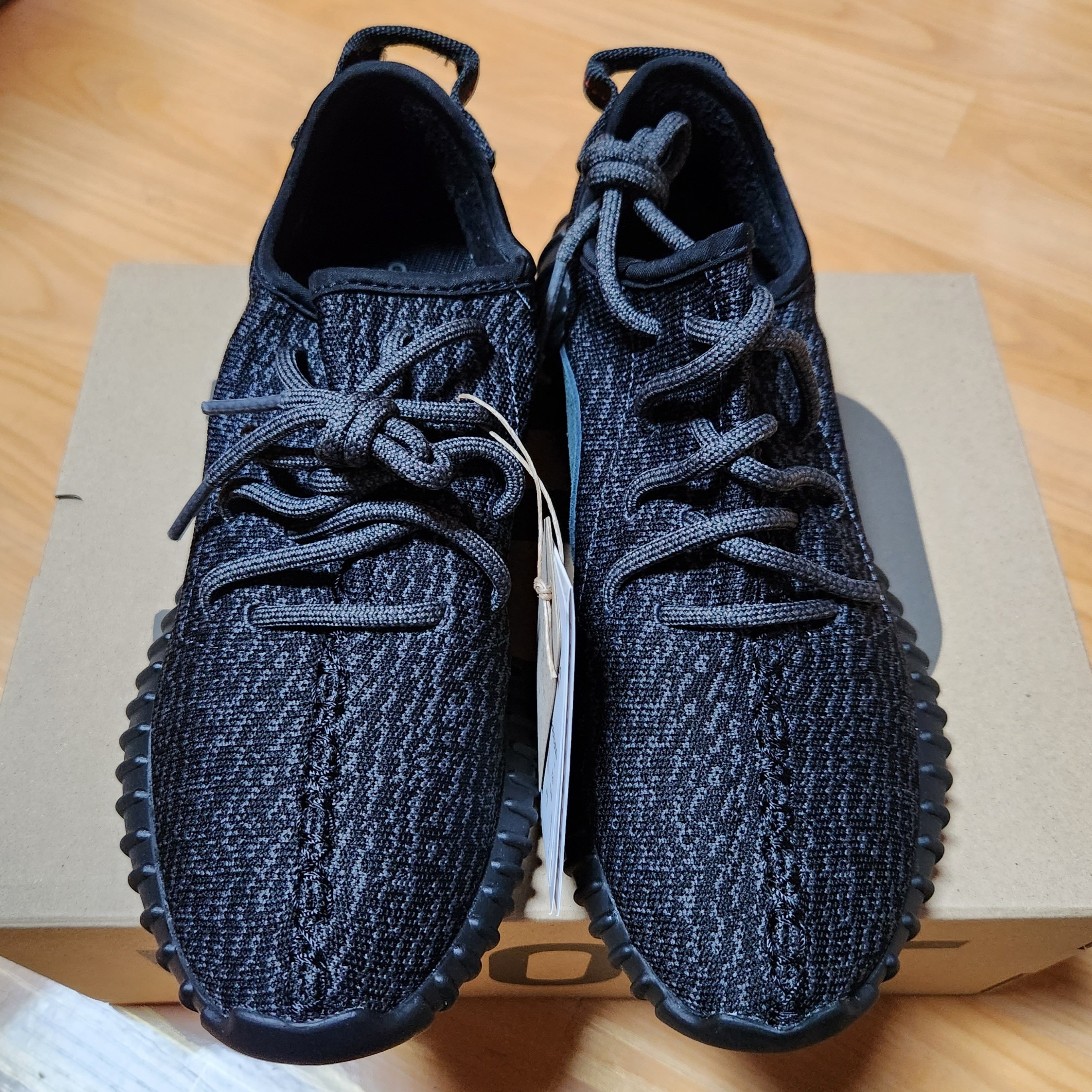 Adidas Yeezy Boost 350 Pirate Black 2023 착용 스타일 - 2