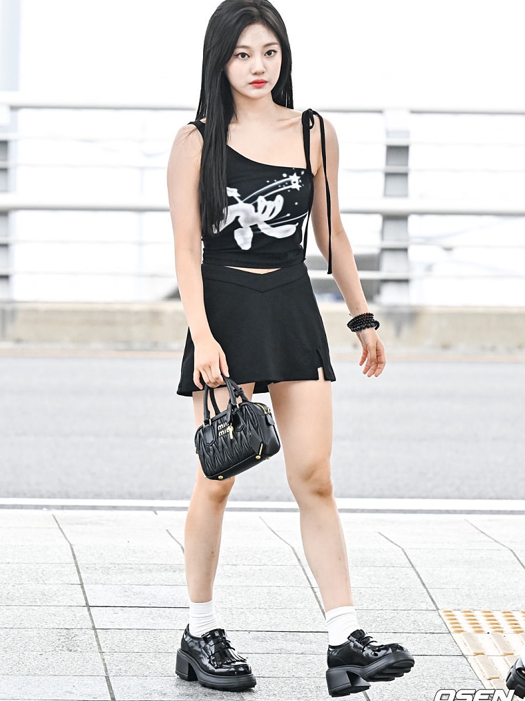 Miu Miu Matelasse Nappa Leather Top Handle Mini Bag Black 착용 스타일