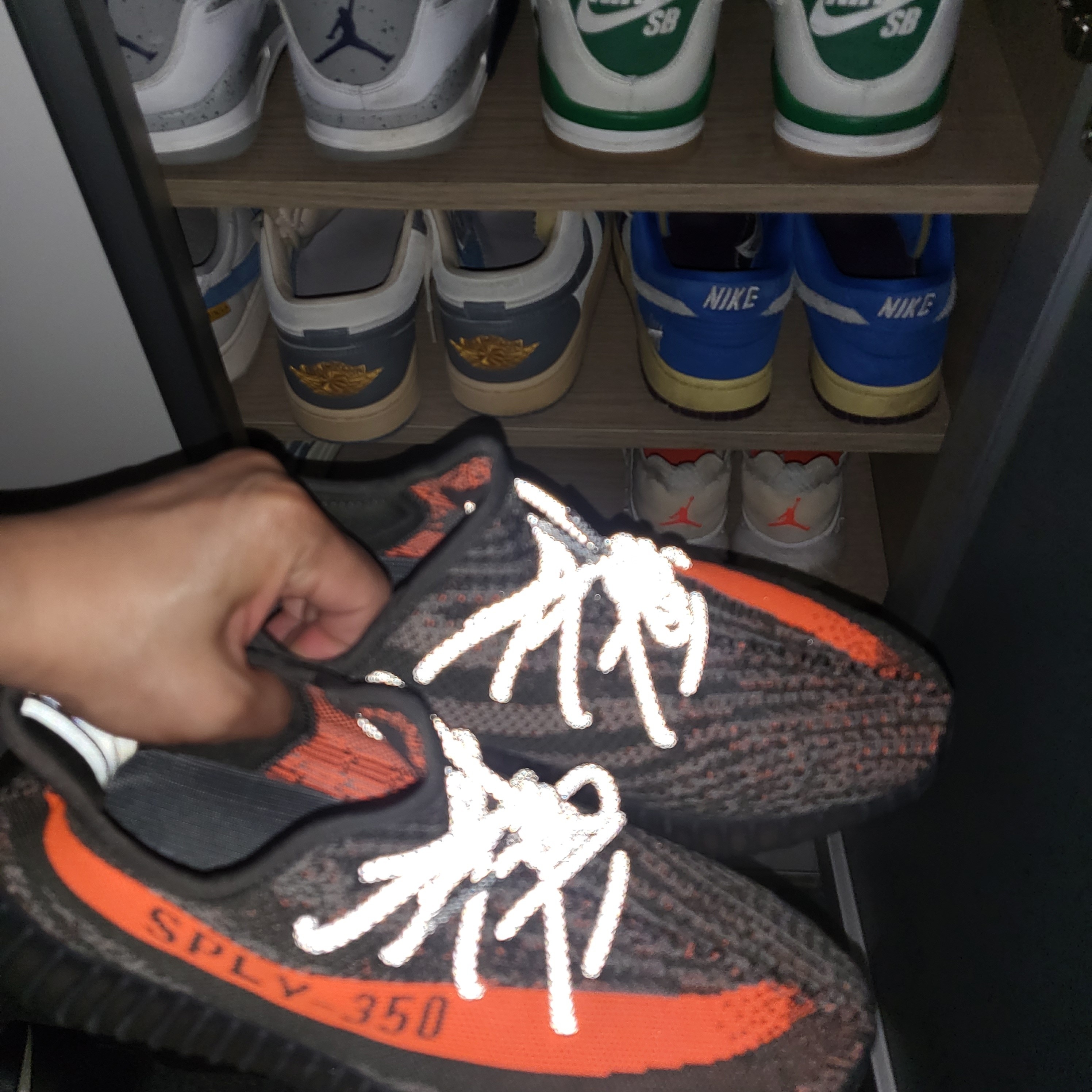Adidas Yeezy Boost 350 V2 Carbon Beluga 착용 스타일 - 2