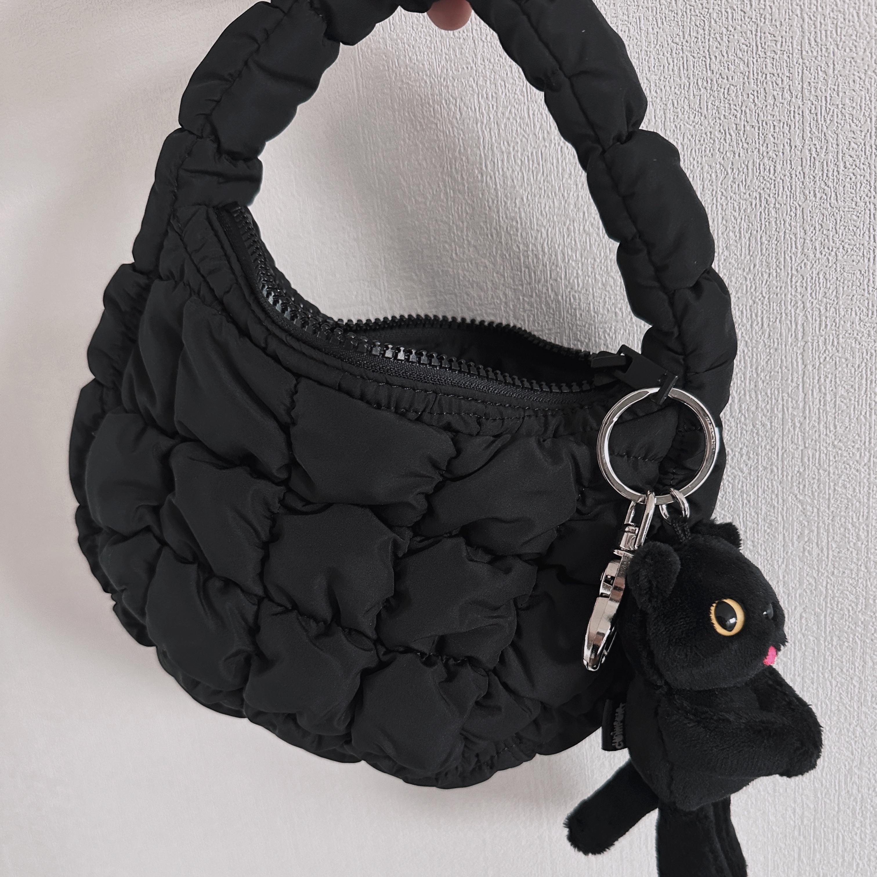 COS Quilted Micro Bag Black, Comfort Piyong Keyring Black 착용 스타일