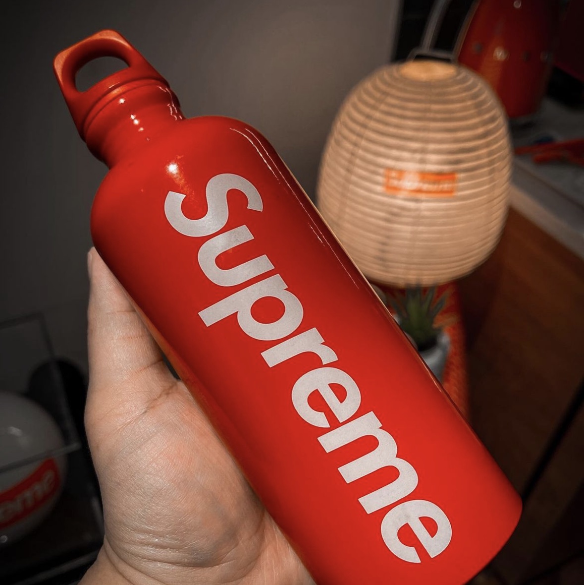 Supreme x Sigg Traveller 0.6L Water Bottle Red - 23SS 착용 스타일