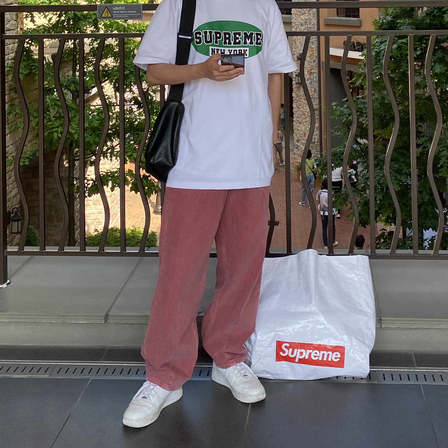 Supreme New York T-Shirt White - 23SS, Nike x Supreme Air Force 1 Low White 착용 스타일 - 3