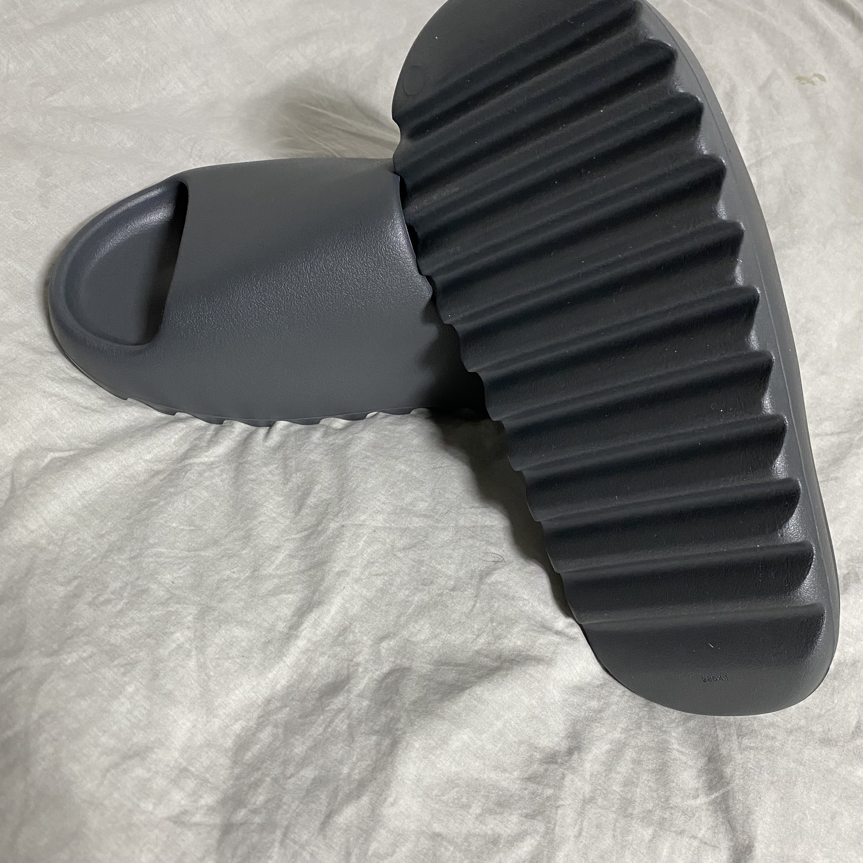 Adidas Yeezy Slide Onyx 착용 스타일 - 2