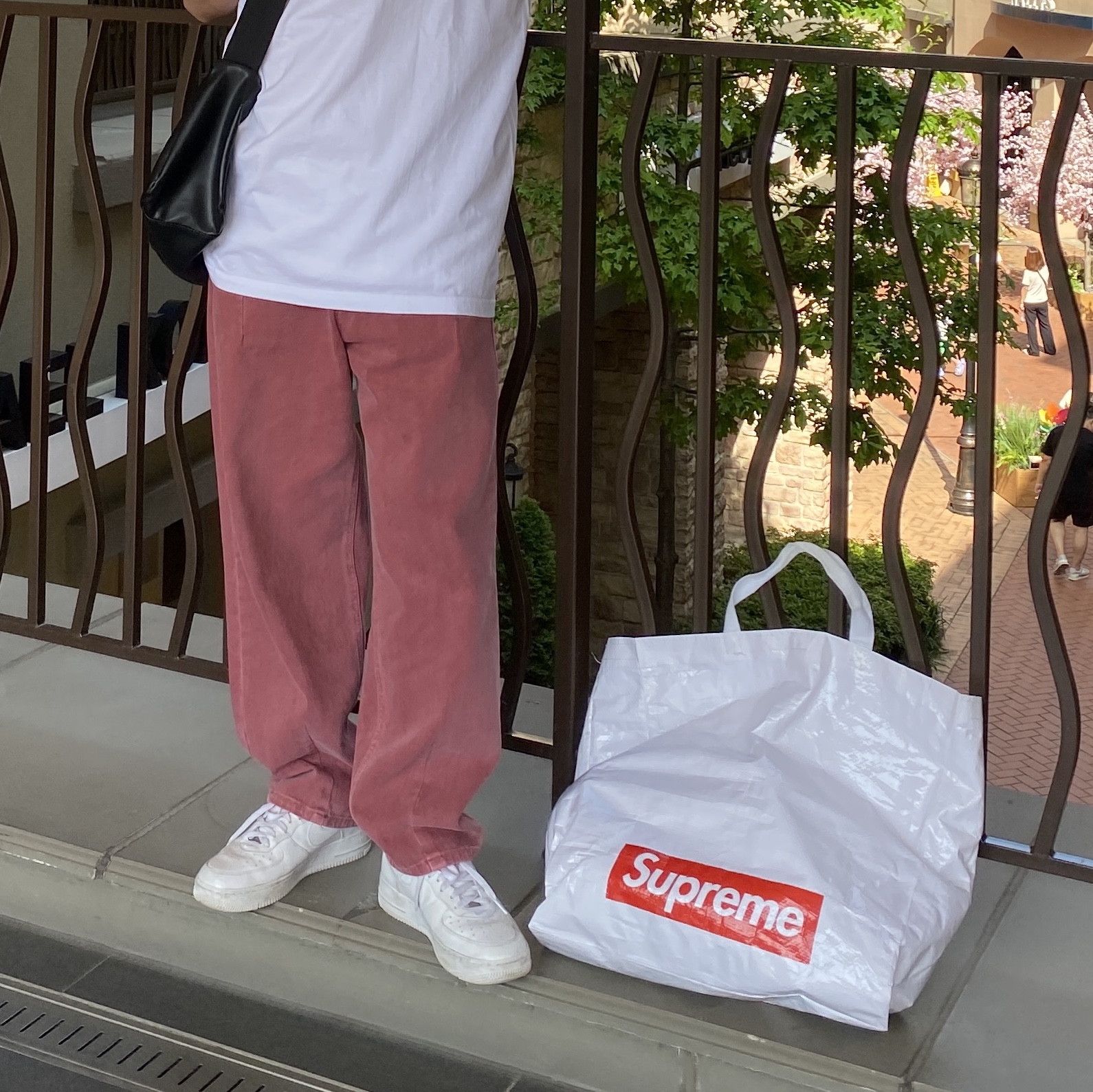 Supreme New York T-Shirt White - 23SS, Nike x Supreme Air Force 1 Low White 착용 스타일 - 2