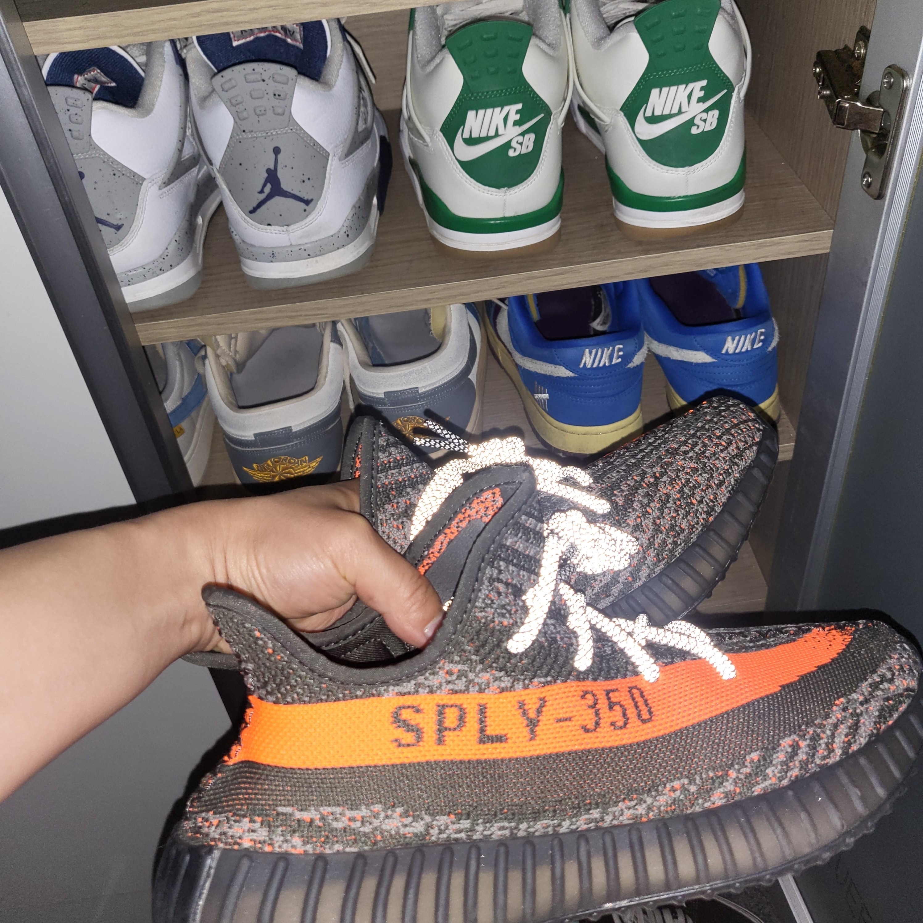 Adidas Yeezy Boost 350 V2 Carbon Beluga 착용 스타일 - 1
