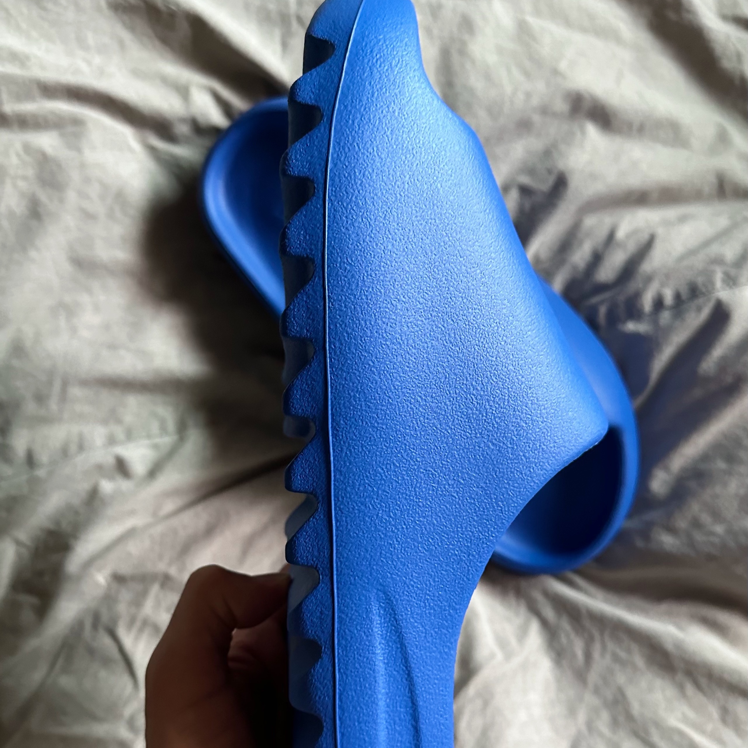 Adidas Yeezy Slide Azure 착용 스타일 - 3