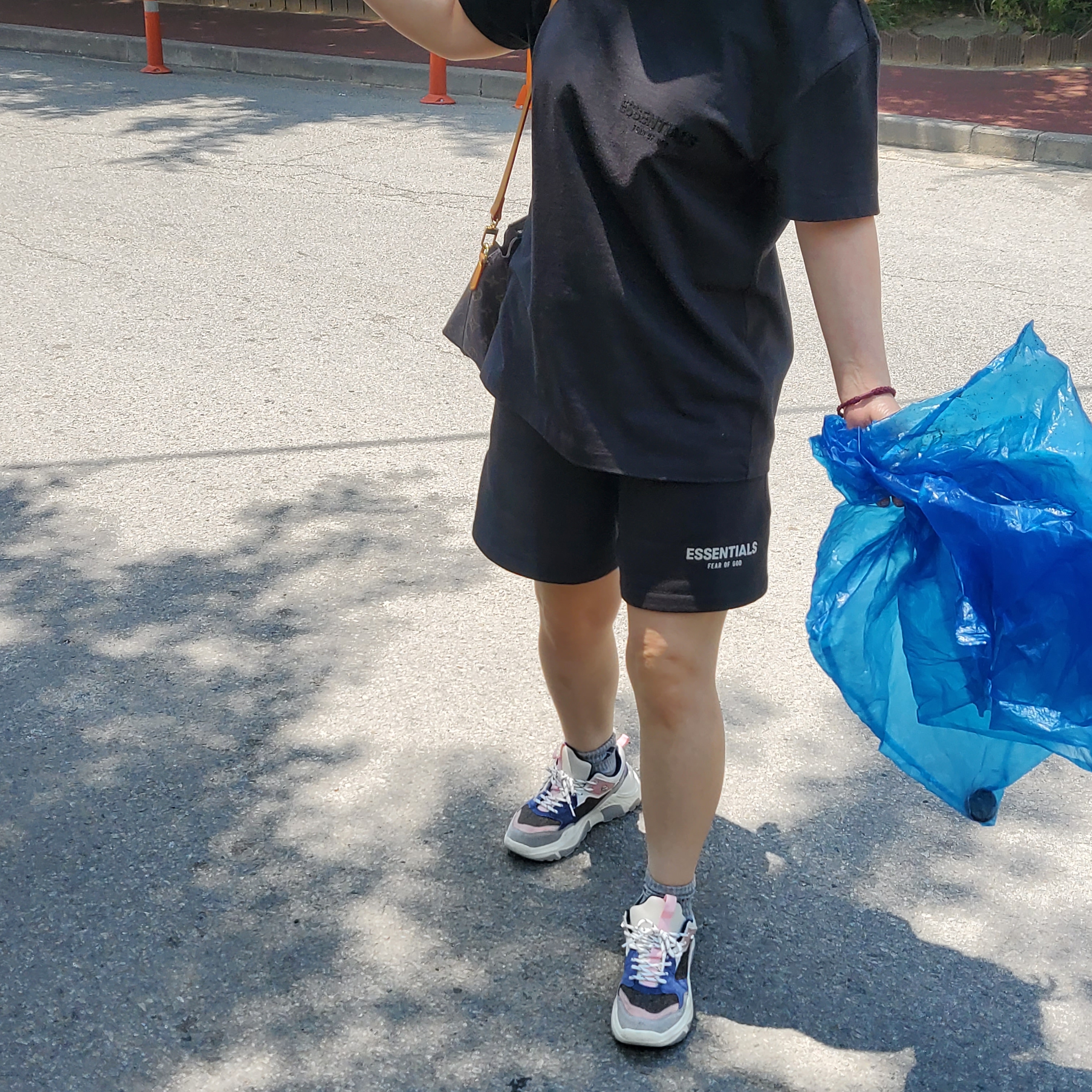 (Kids) Essentials The Core Collection Sweatshorts Stretch Limo, Essentials The Core Collection T-Shirt Stretch Limo 착용 스타일 - 1