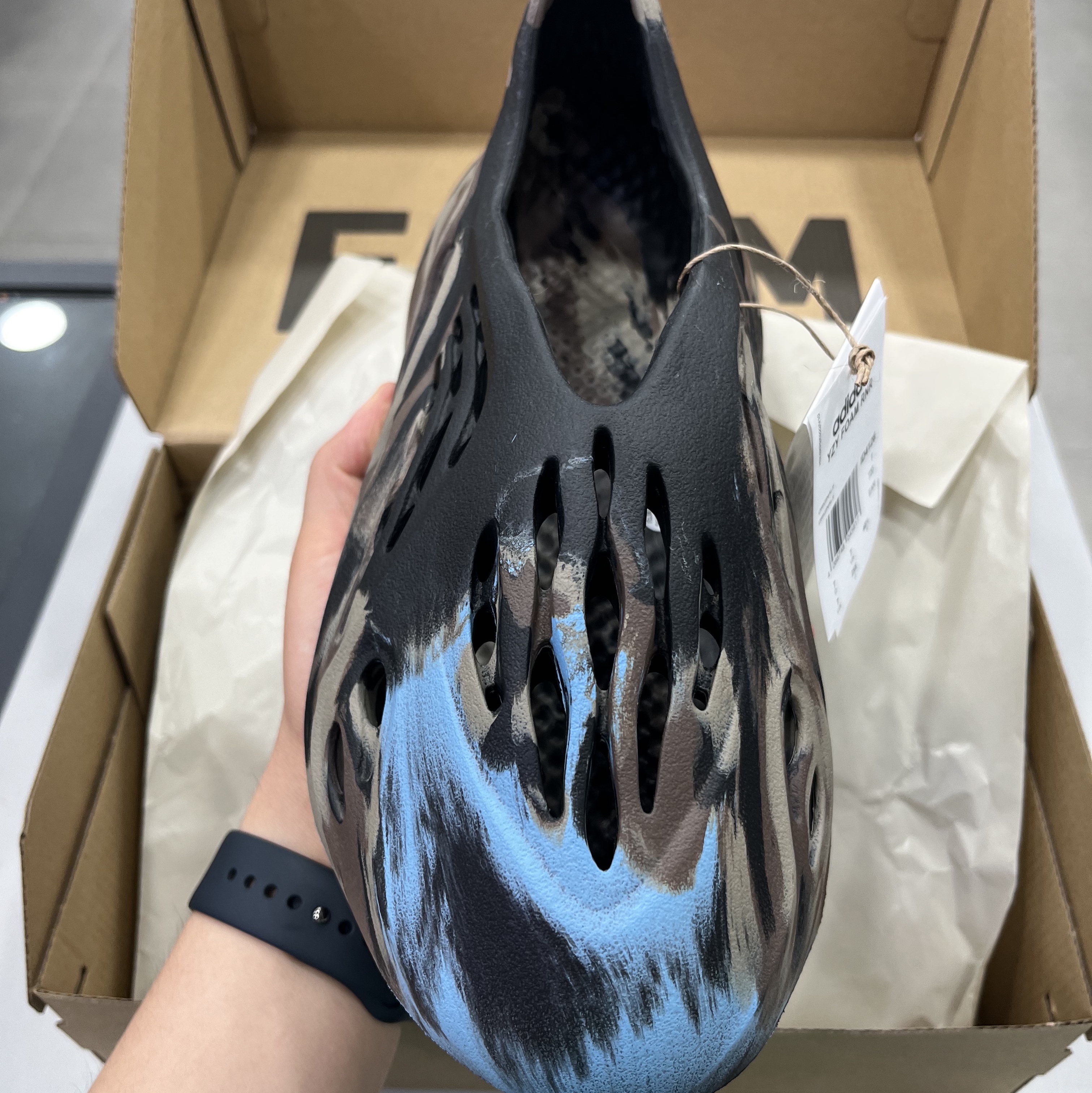 Adidas Yeezy Foam RNNR MX Cinder 착용 스타일 - 2