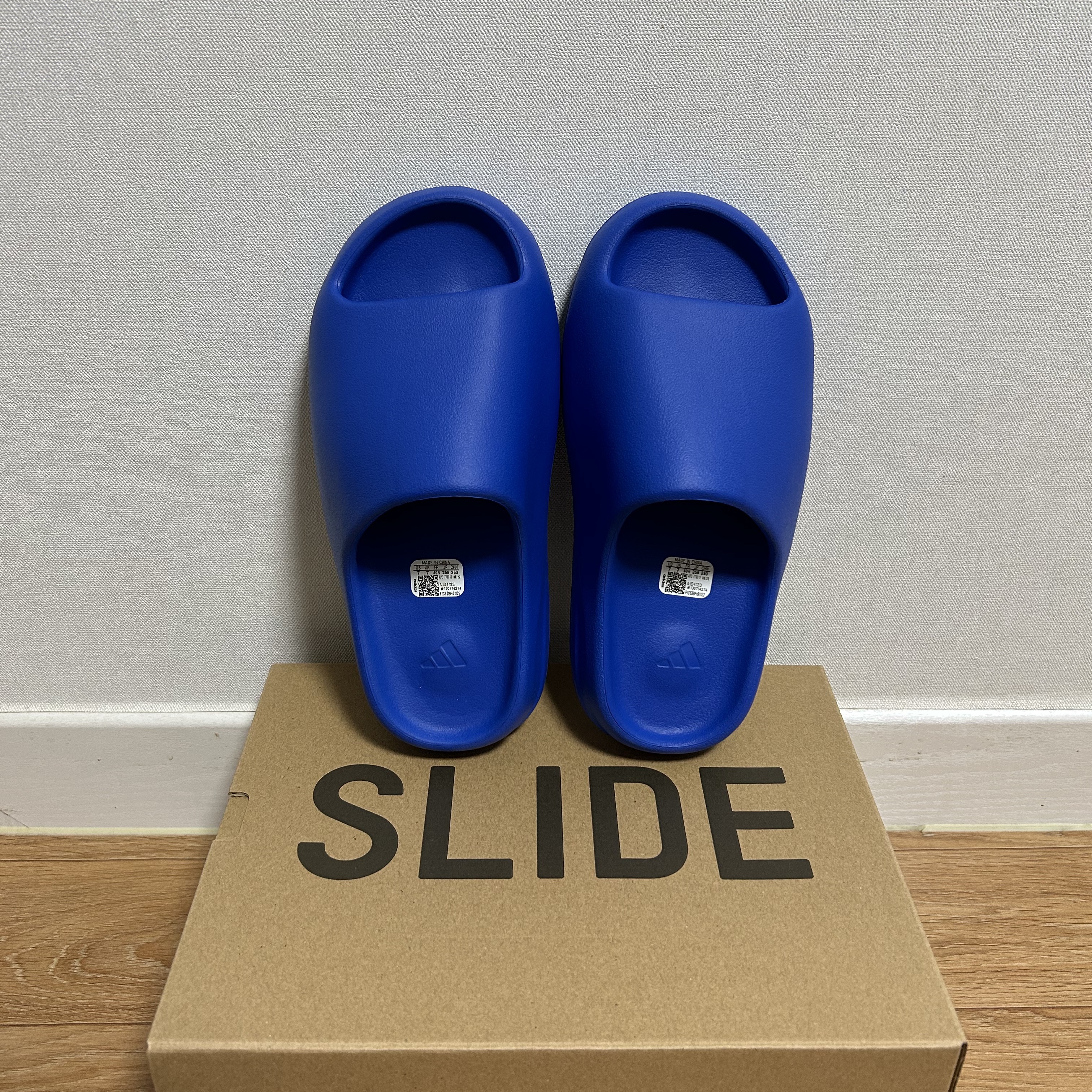 Adidas Yeezy Slide Azure 착용 스타일 - 2