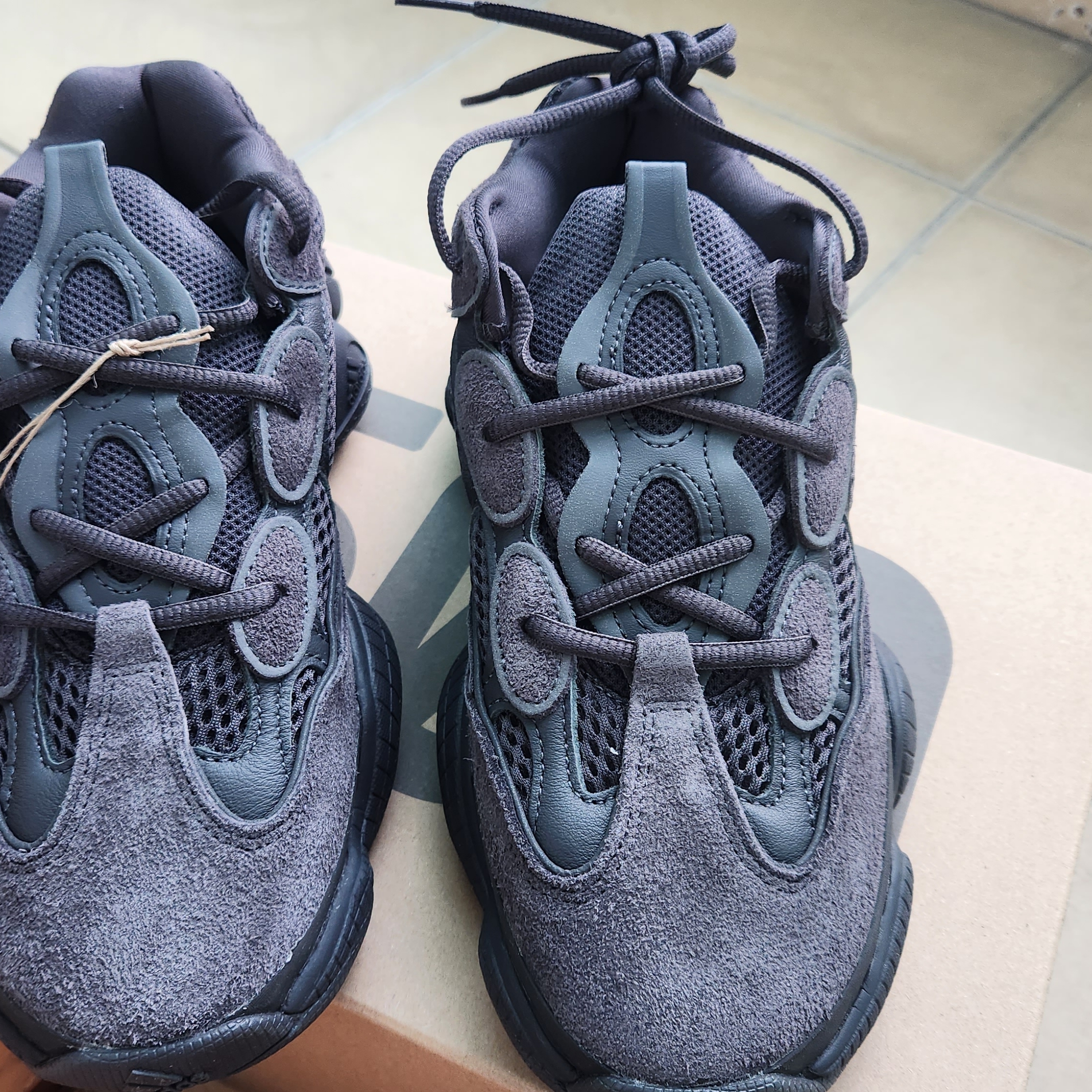Adidas Yeezy 500 Utility Black 2022/2023 착용 스타일 - 2