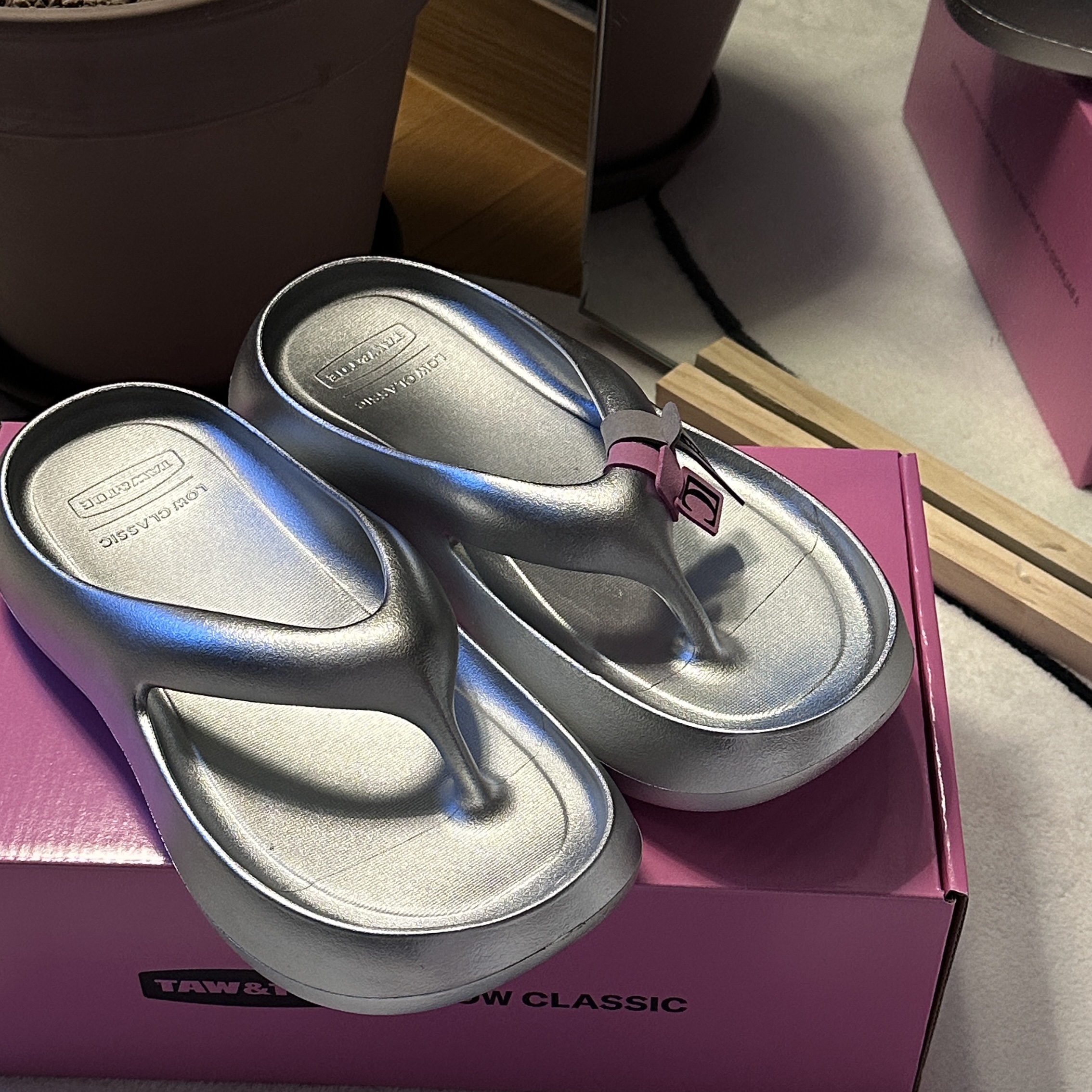 Taw&Toe x Low Classic Platform Flip Flop Silver 착용 스타일
