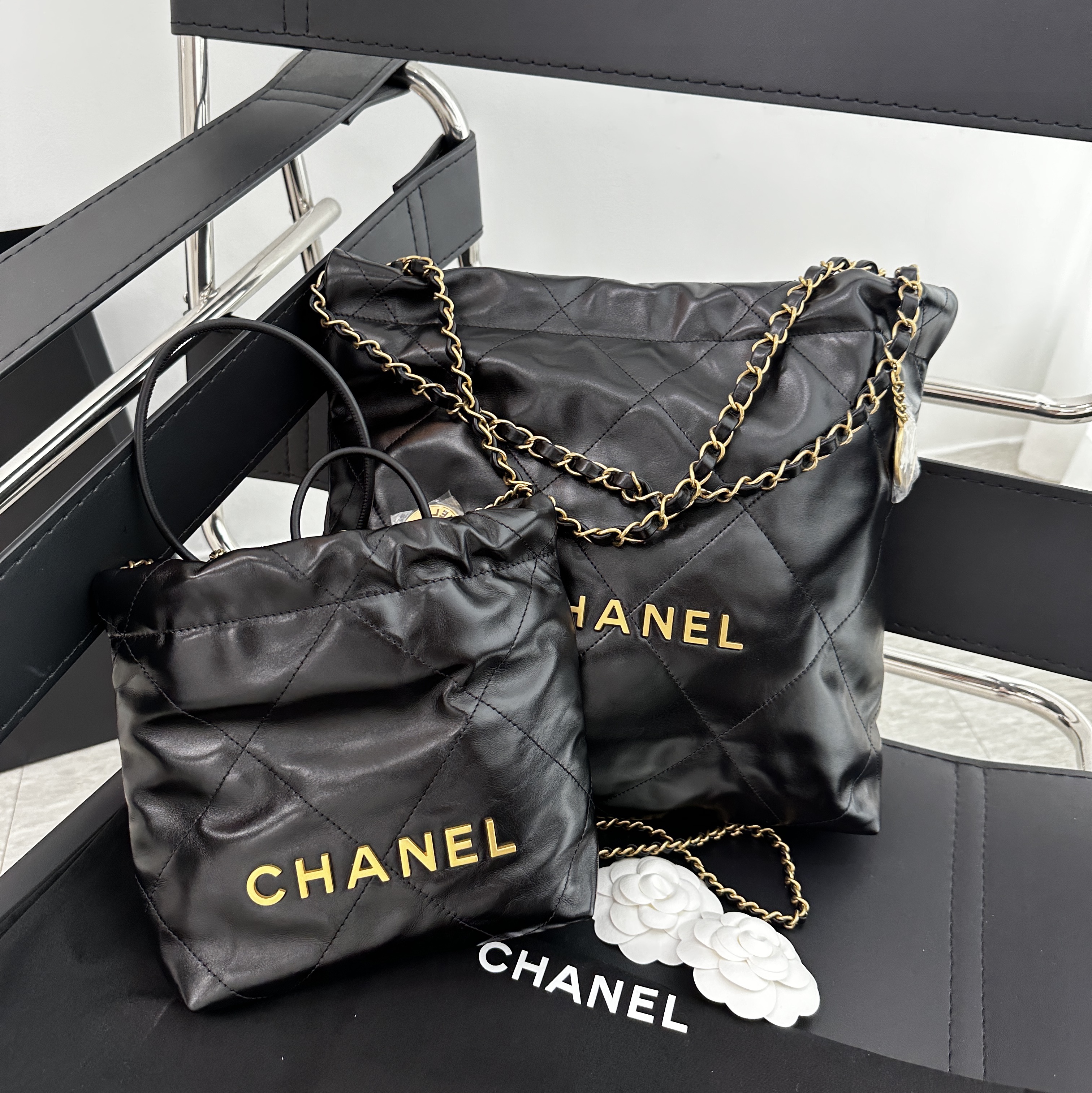 Chanel 22 Small Handbag Shiny Calfskin & Gold Black, Chanel 22 Mini Handbag Shiny Calfskin & Gold Black 착용 스타일