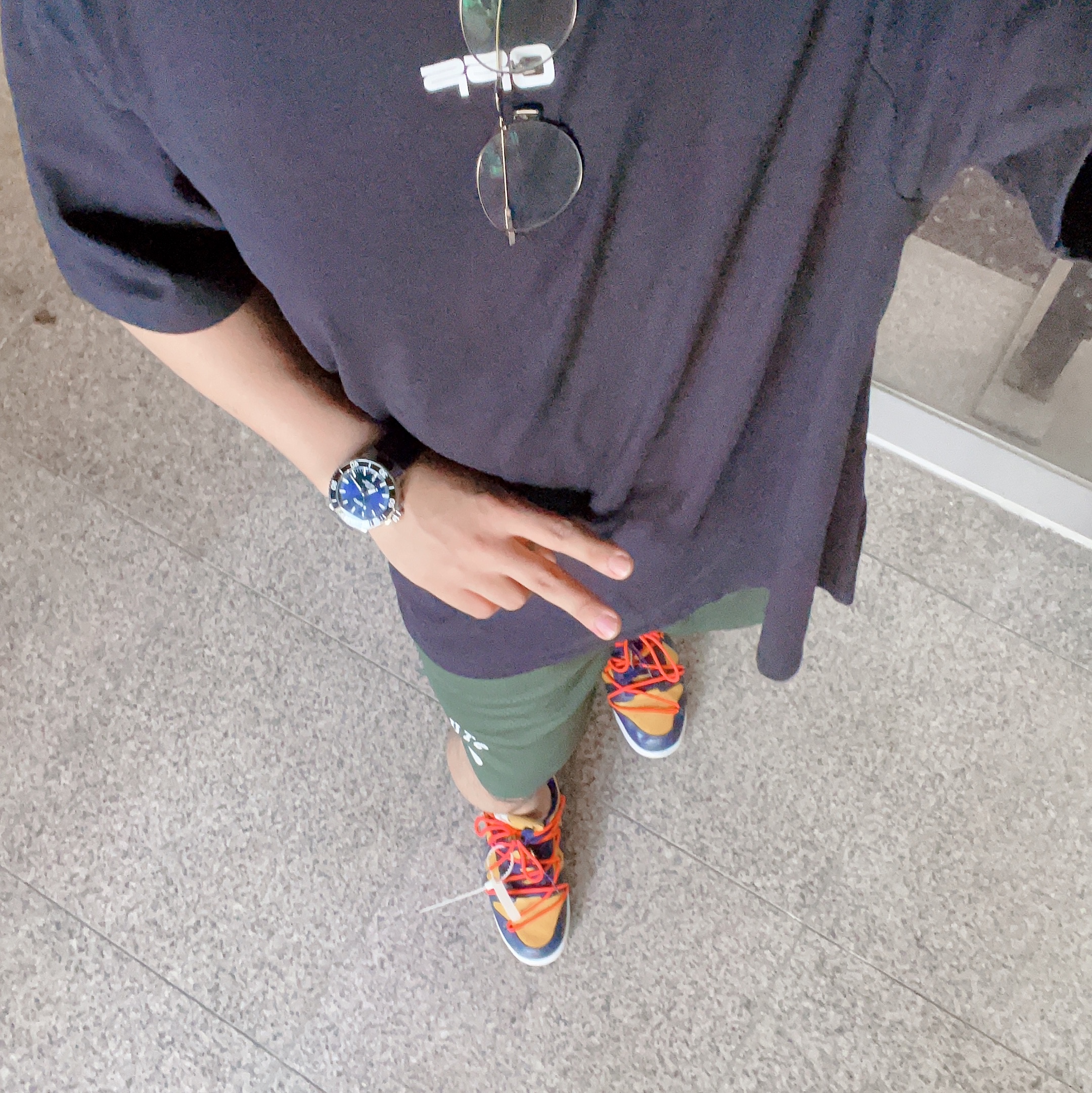 Nike x Off-White Dunk Low University Gold Midnight Navy, Stussy 8 Ball Mesh Shorts Forest 착용 스타일