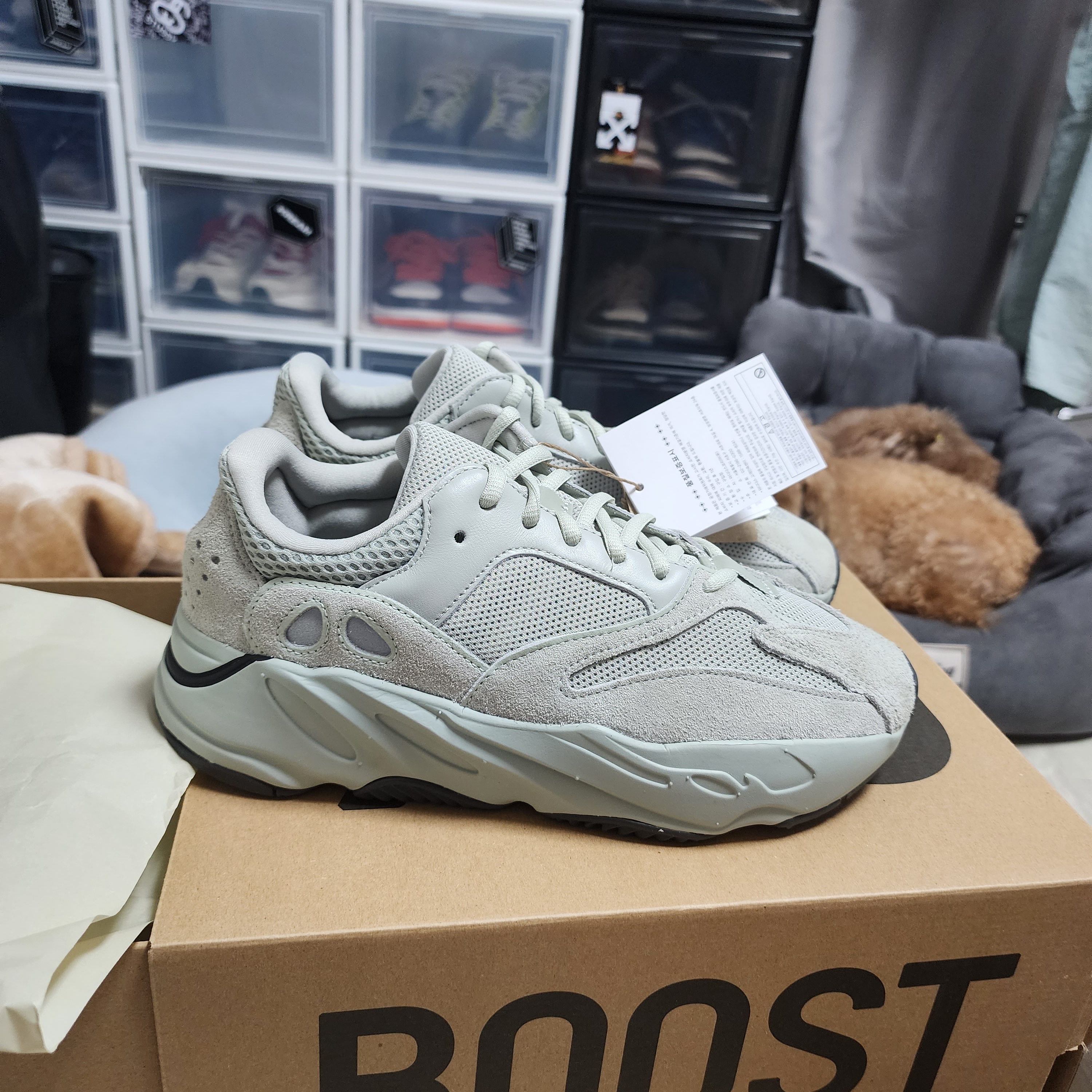 Adidas Yeezy Boost 700 Salt 2023 착용 스타일 - 3