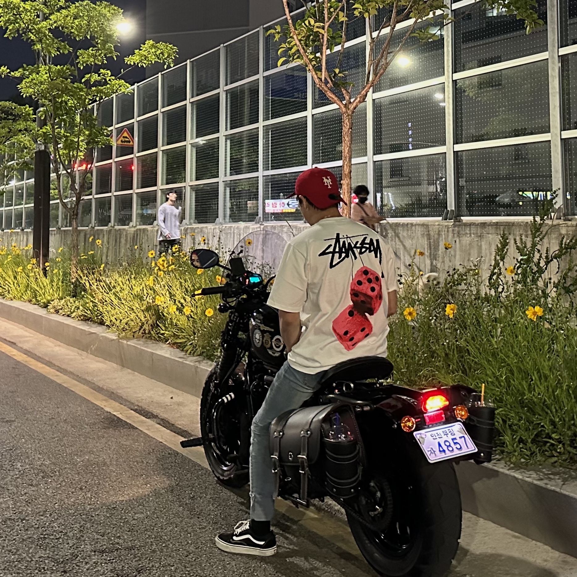 스투시 퍼지 다이스 티셔츠 화이트 착용 스타일