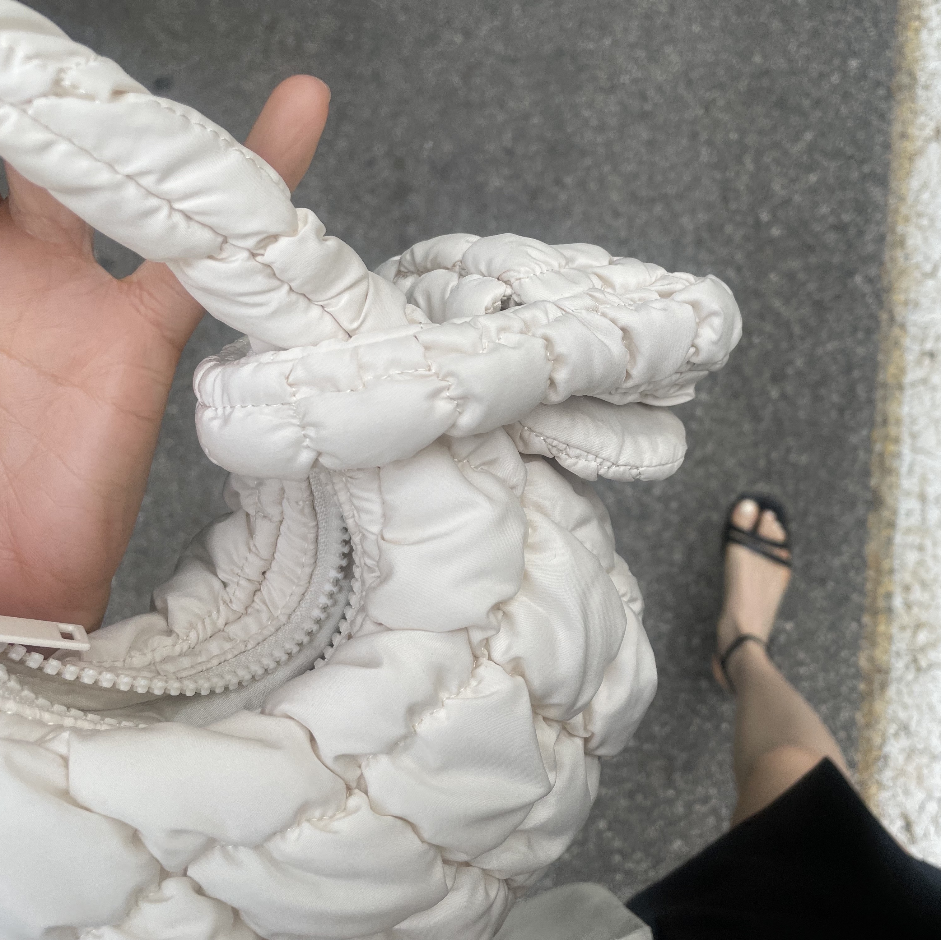 COS Quilted Micro Bag Off White 착용 스타일