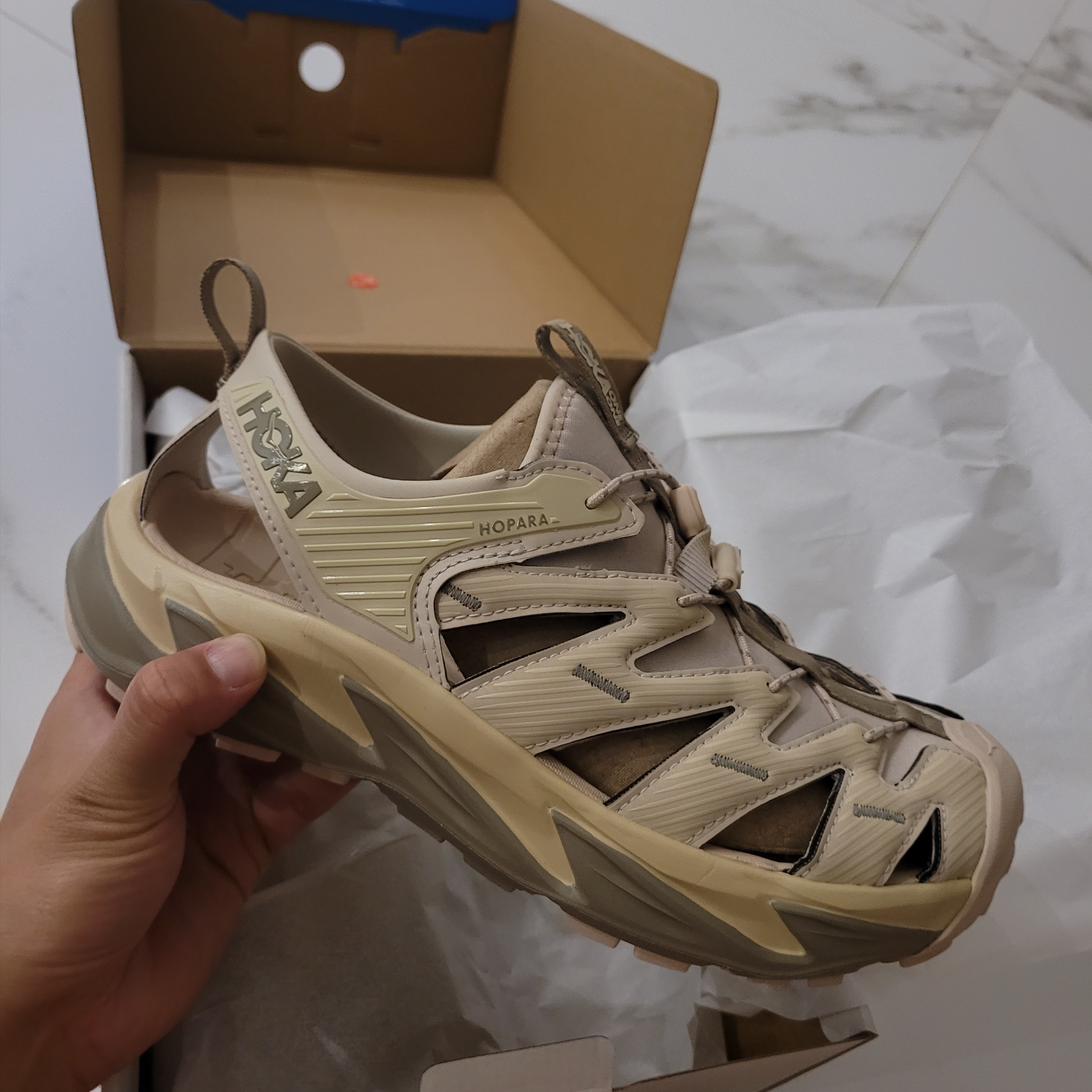 Hoka Hopara Shifting Sand Dune 착용 스타일