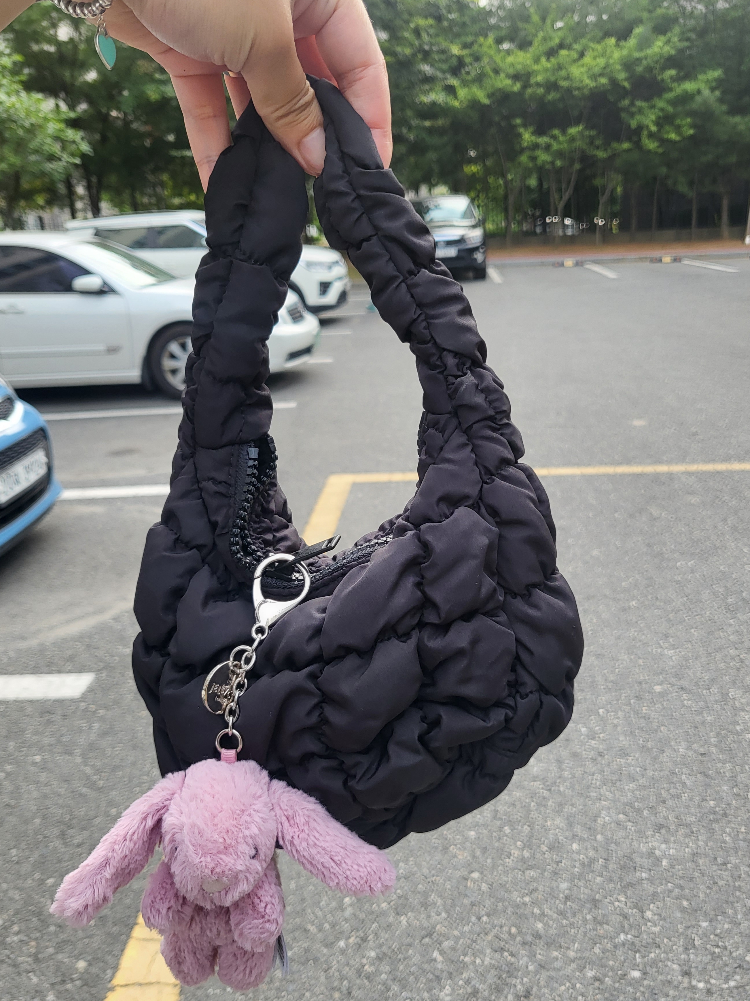 COS Quilted Micro Bag Black, Jellycat Bashful Bunny Bag Charm Tulip 착용 스타일