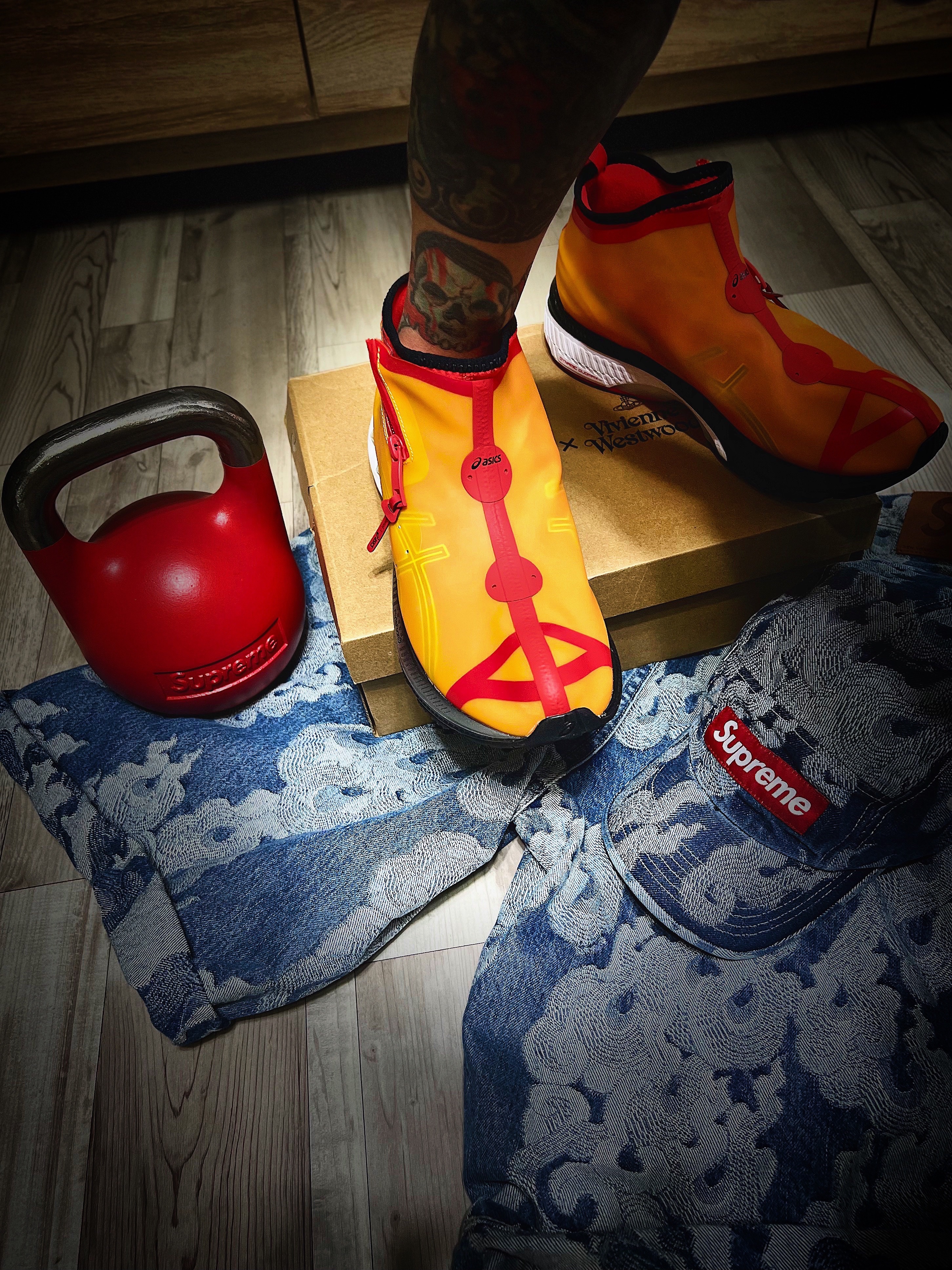Asics x Vivienne Westwood Gel-Kayano 27 LTX Citrus, Supreme Tru Grit 6KG Kettlebell Red - 22FW 착용 스타일 - 1