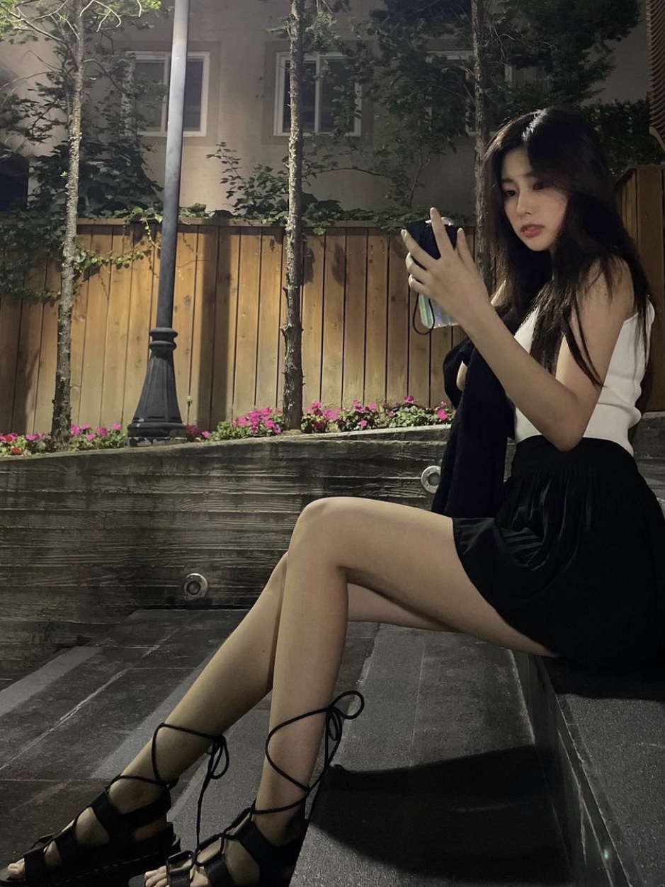(W) 닥터마틴 나틸라 하이드로 레더 샌들 블랙 착용 스타일 - 2