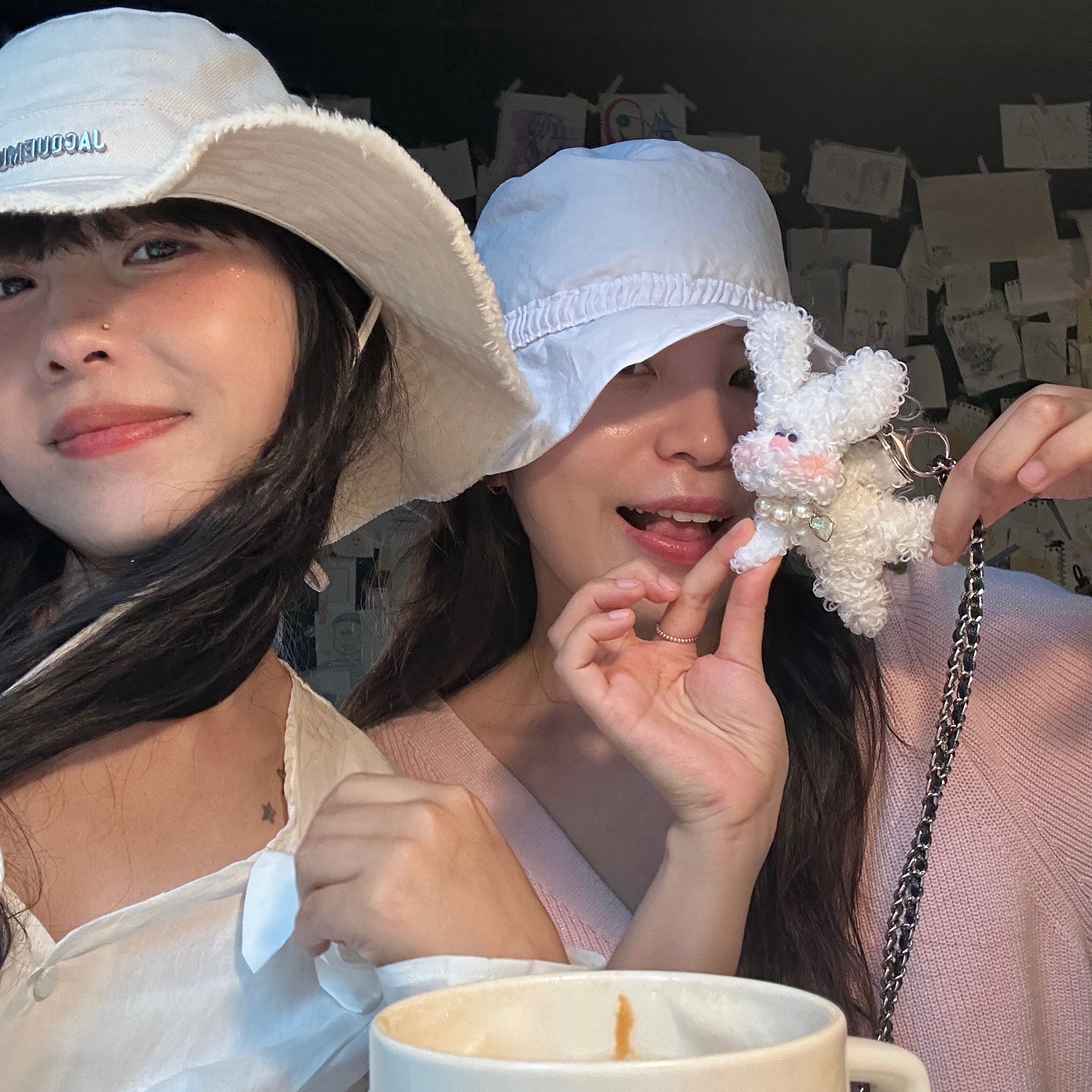 Jacquemus Le Bob Artichaut Bucket Hat Off White 착용 스타일 - 3