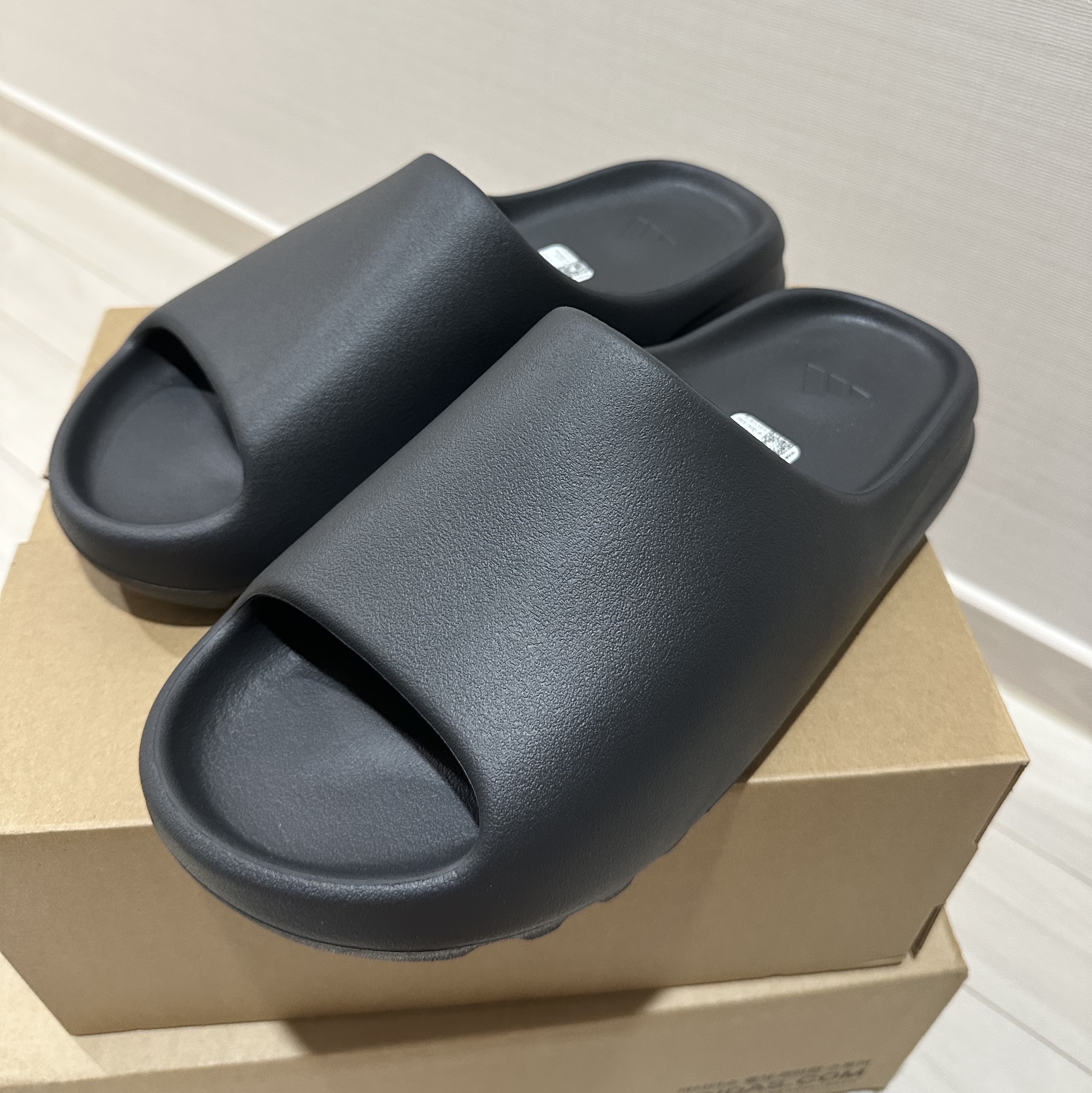 Adidas Yeezy Slide Onyx 착용 스타일 - 2