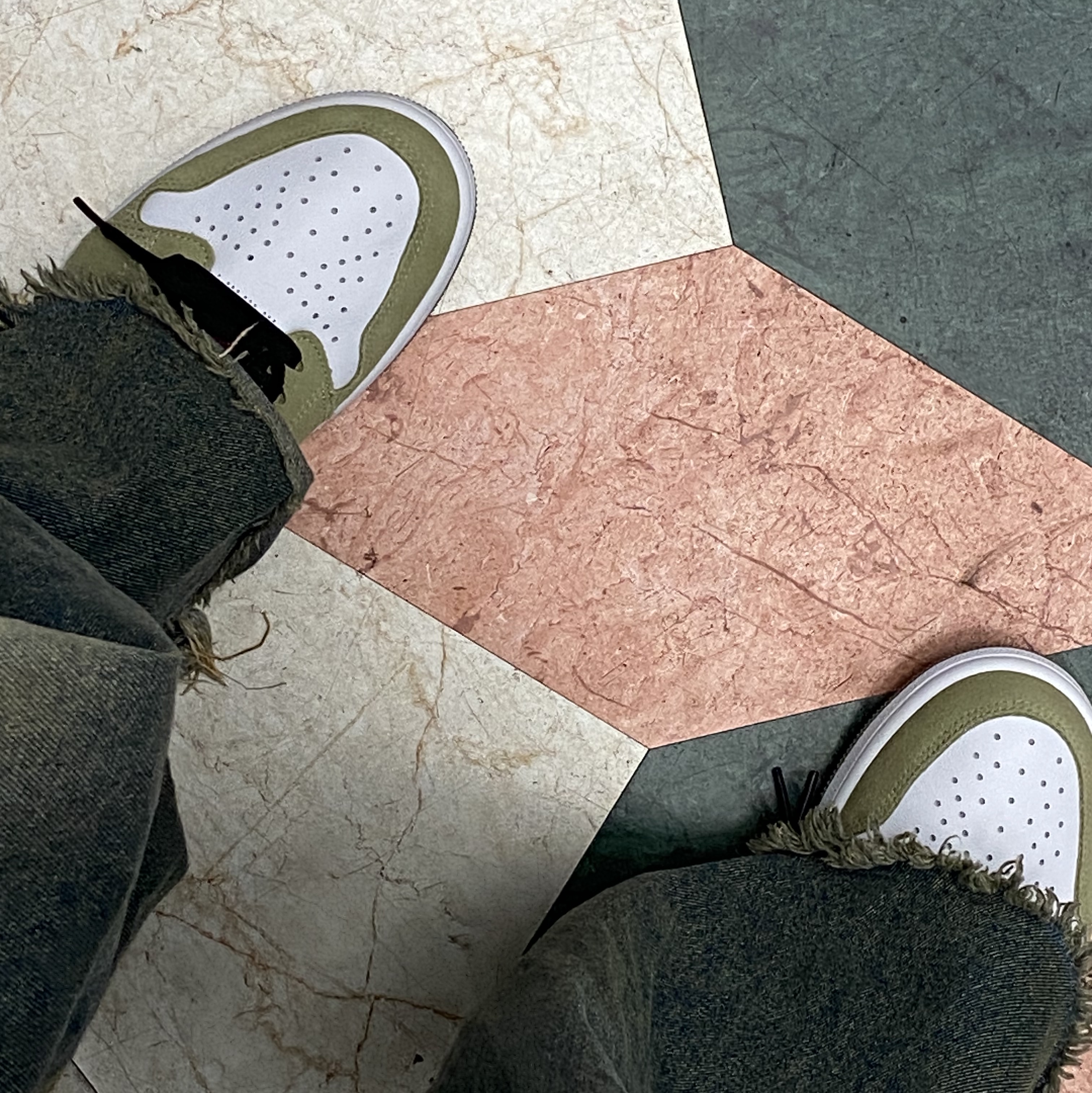 Jordan 1 Zoom Air CMFT Neutral Olive 착용 스타일 - 2