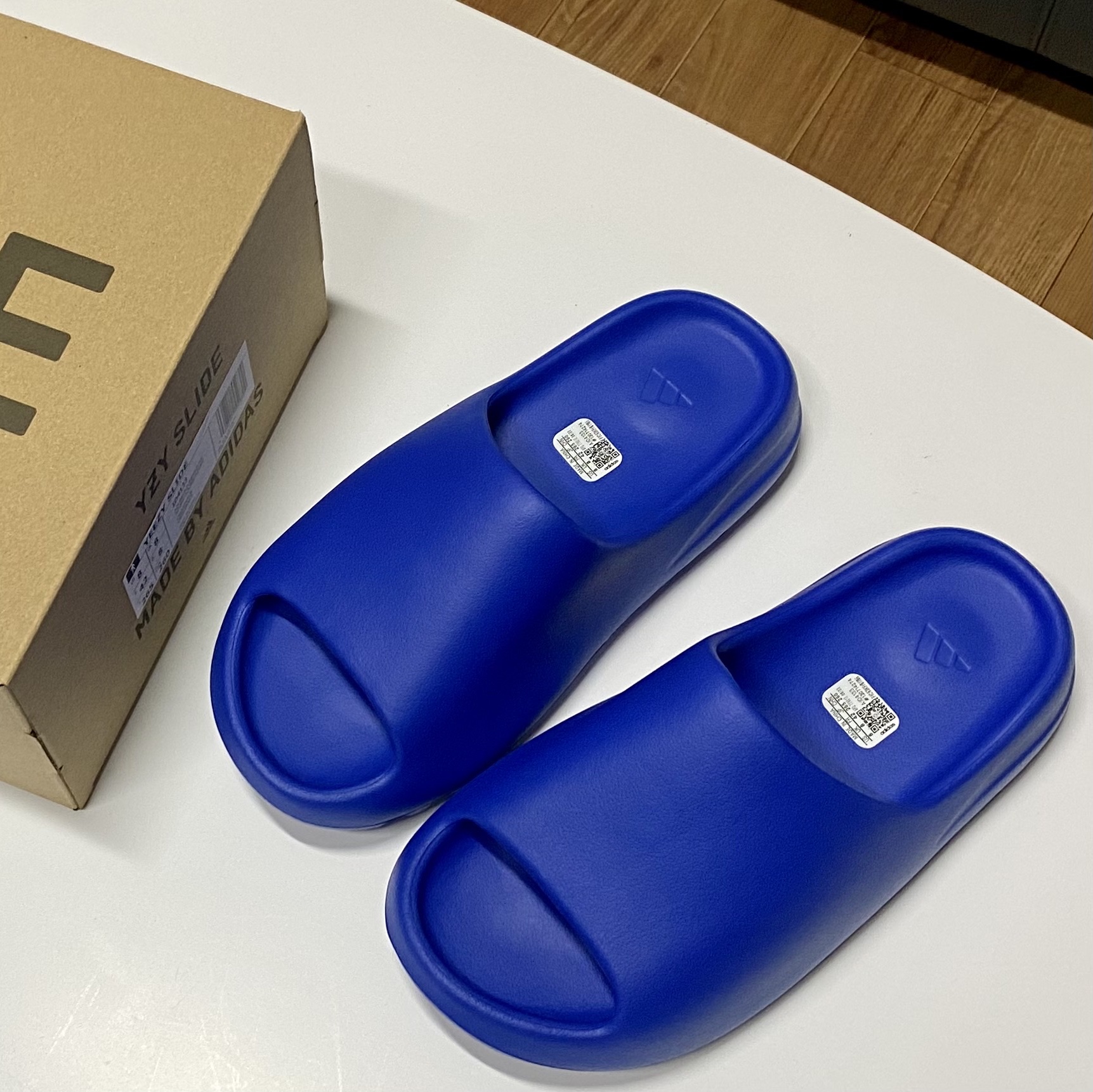 Adidas Yeezy Slide Azure 착용 스타일 - 1